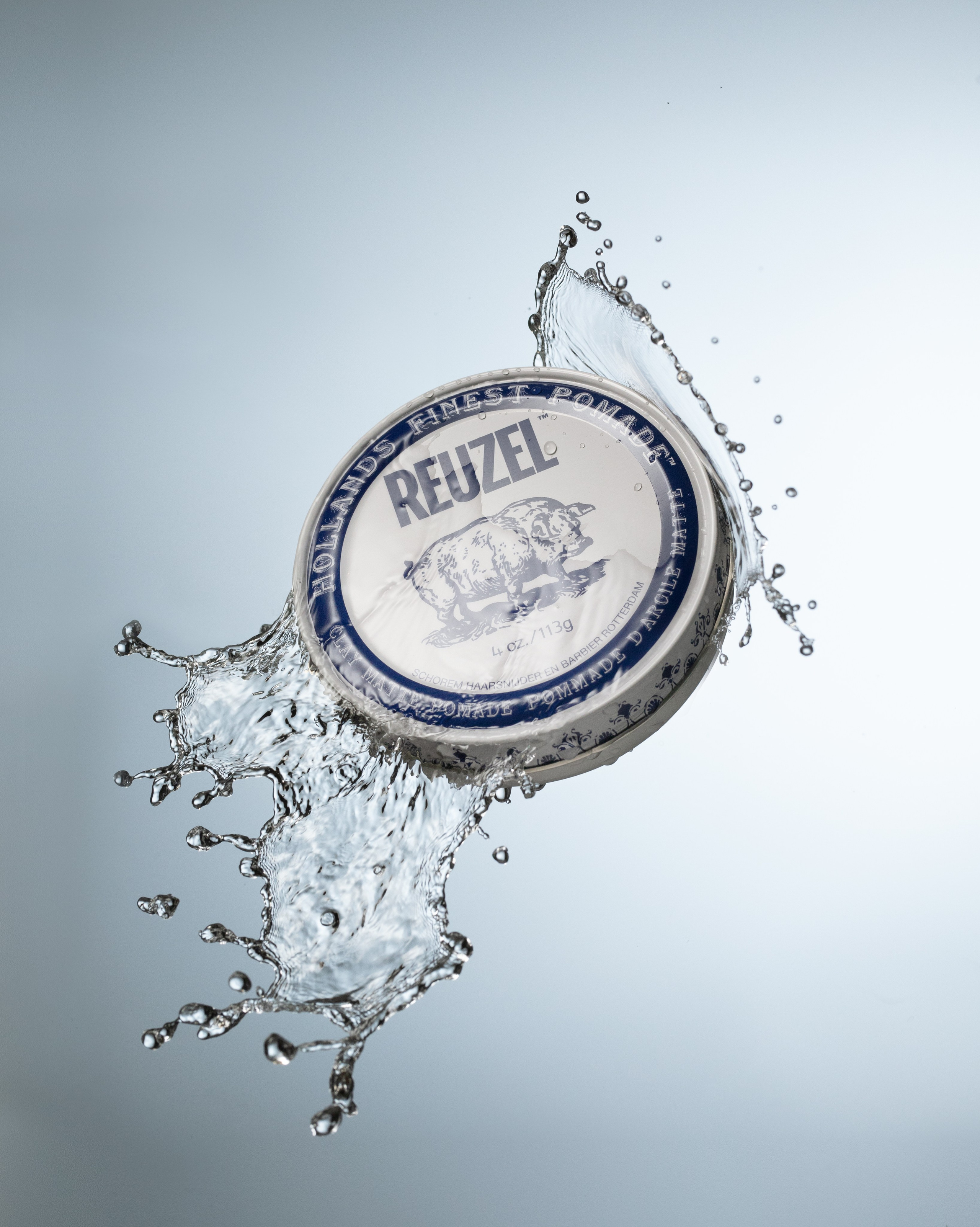 Fotografia produktowa kosmetyku w wodzie z efektem rozbryzgu, wykonana przez Focusiv Studio. Profesjonalna fotografia reklamowa produktów beauty i kosmetyków – Gorzów Wielkopolski, Poznań, Wrocław, Szczecin, Zielona Góra.