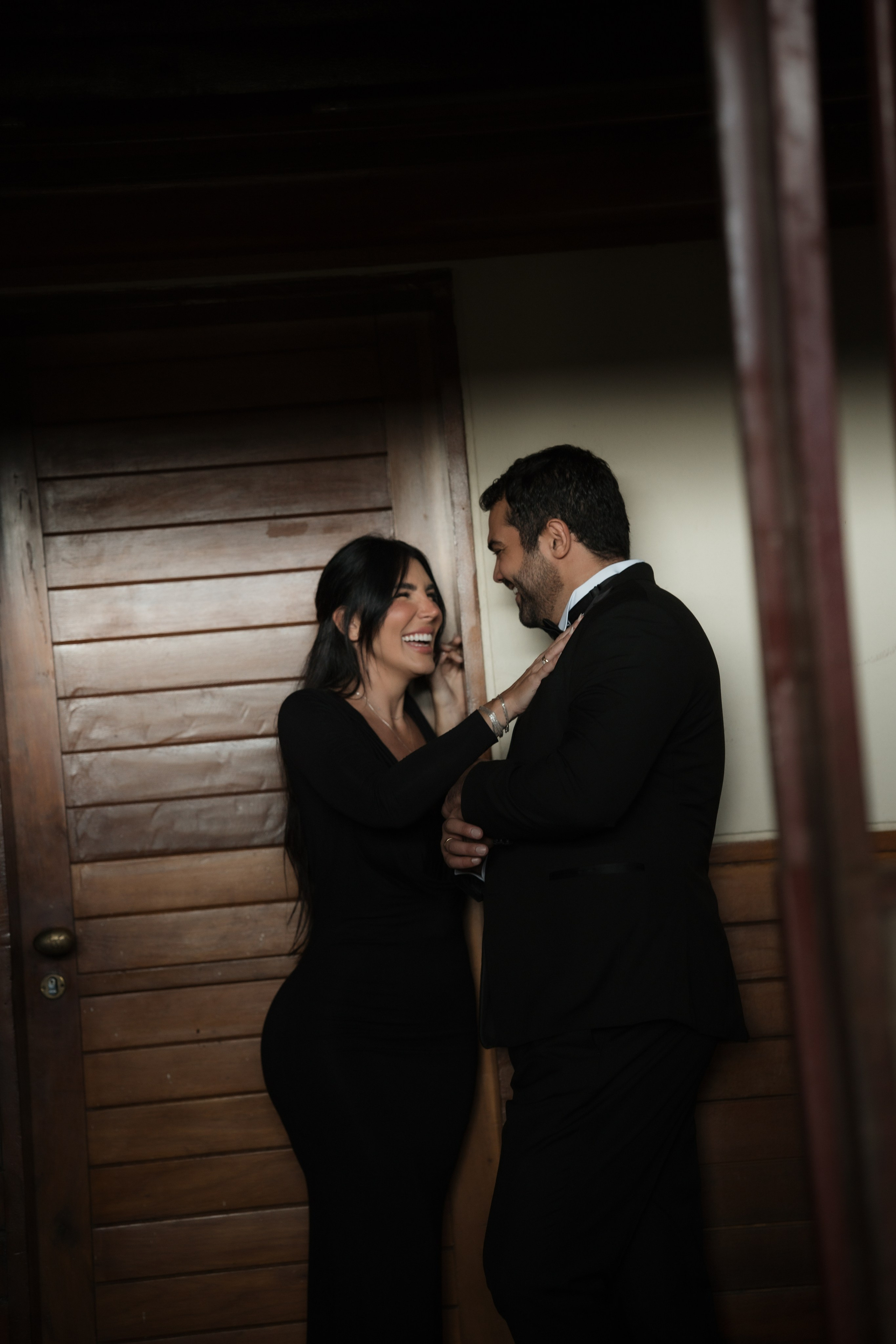 Um pré-casamento no campo em Minas Gerais com cavalo, paisagem natural e retratos com estética clássica. Fotografia para casais que desejam um ensaio sofisticado, emotivo e com linguagem editorial.