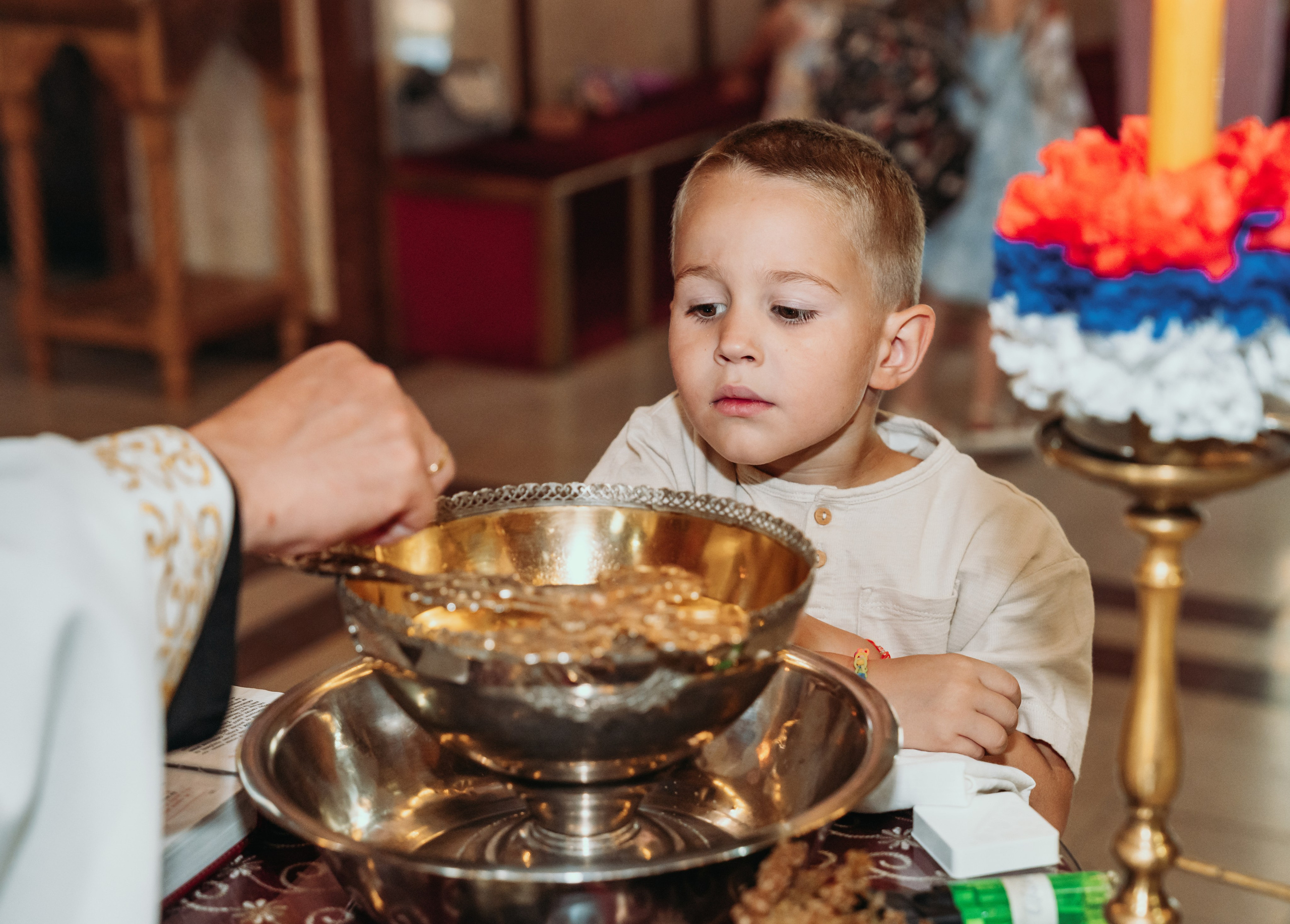 Decak gleda cin krstenja