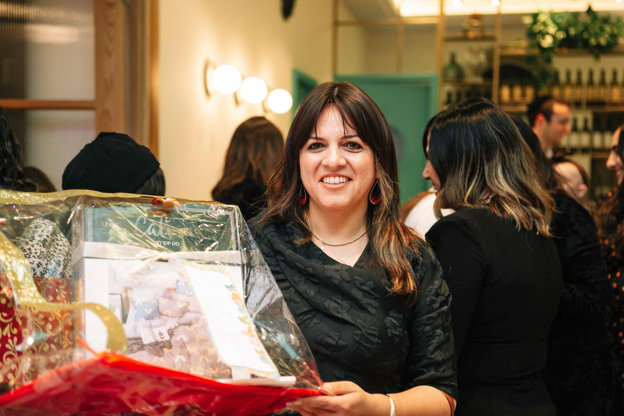 PARTY IN A RESTAURANT WITH THE WHOLE FAMILY. Https://shi-photo.com/