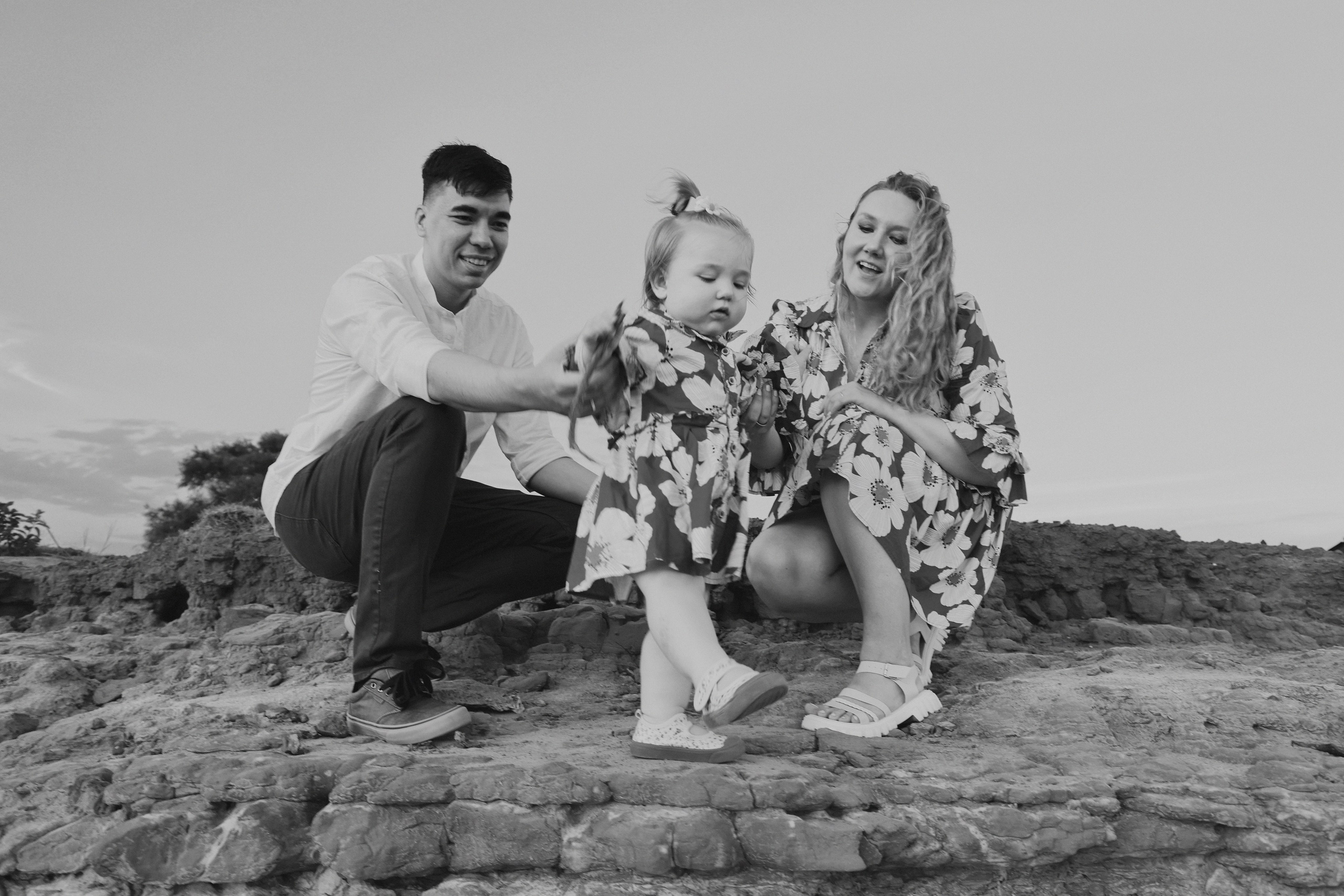 Baby Family Photoshoot – Outdoor Family Photography with Infant or Toddler. Lana Petrychenko — Portrait & Family Photographer. Valencia, Spain