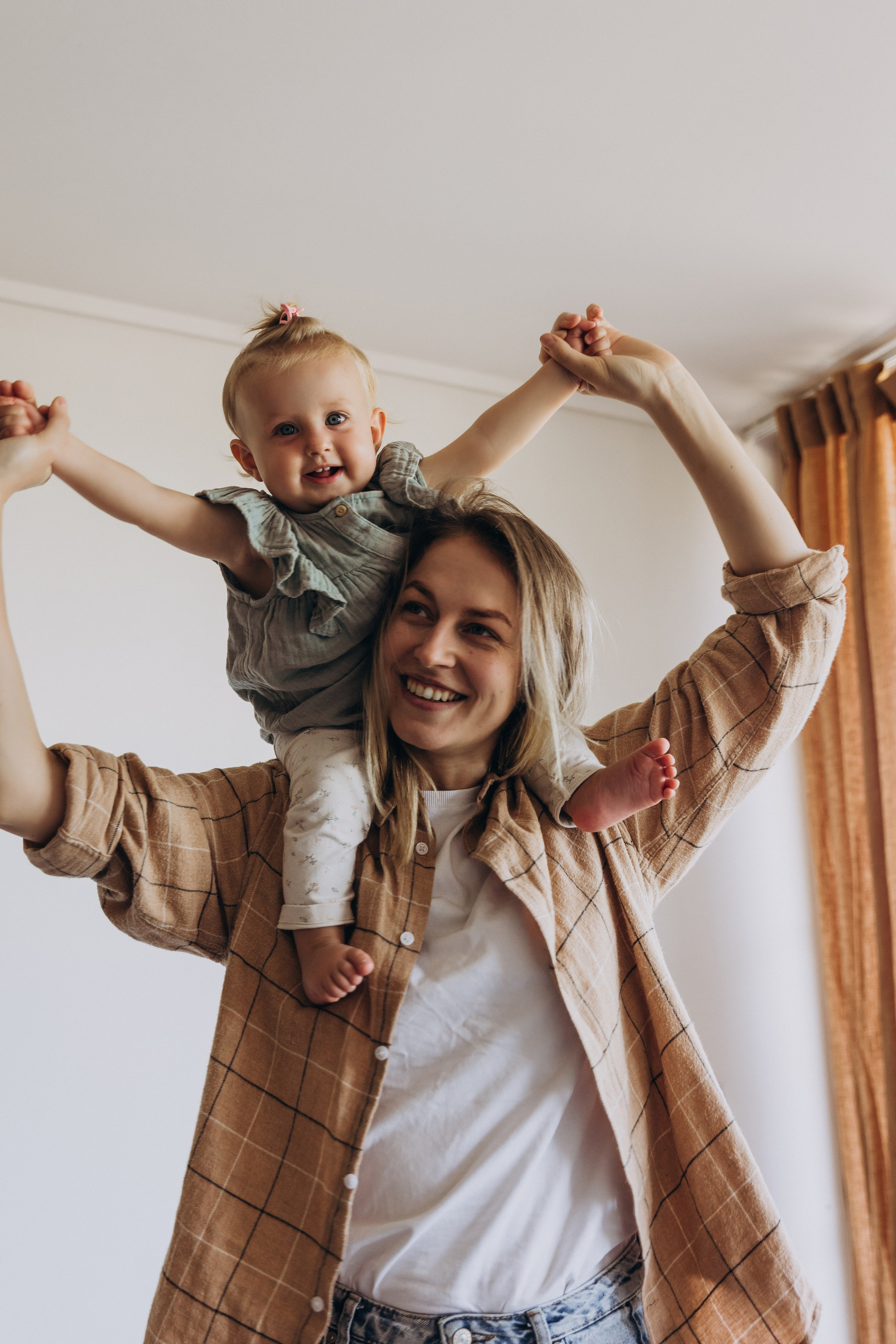 Lifestyle Family Photoshoot at Home — Cozy & Authentic Moments. Photographer in Santiago, Chile Anna Almazova