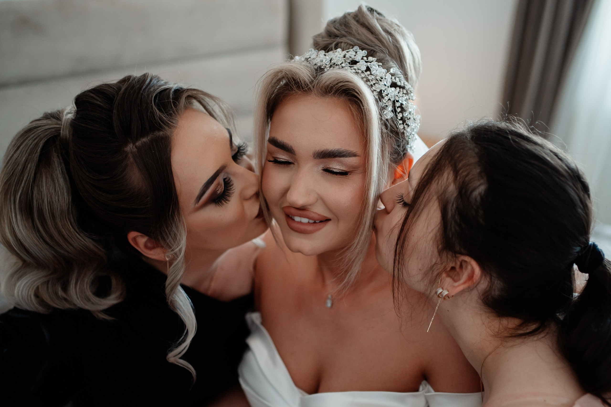 Moment emoționant între miri în ziua nunții, surprins într-un cadru natural și romantic, la Bolintin-Vale. Fotografie de nuntă profesională, editată artistic pentru a evidenția emoția și eleganța evenimentului.