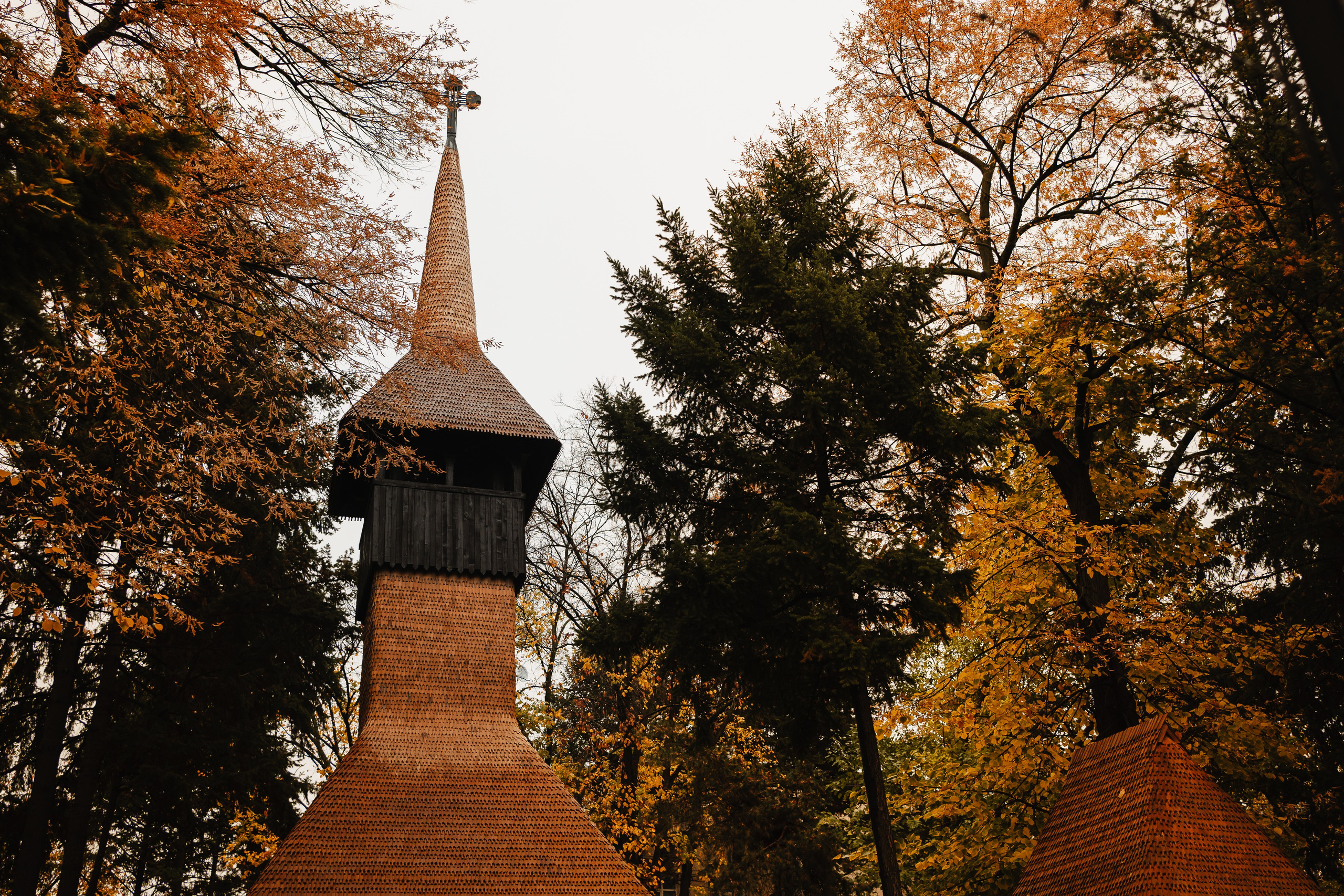 Instantaneu plin de tandrețe dintre părinți și bebeluș în ziua botezului, realizat în Bucuresti. Fotografie profesională de botez, capturând emoțiile autentice ale familiei într-un decor luminos și cald