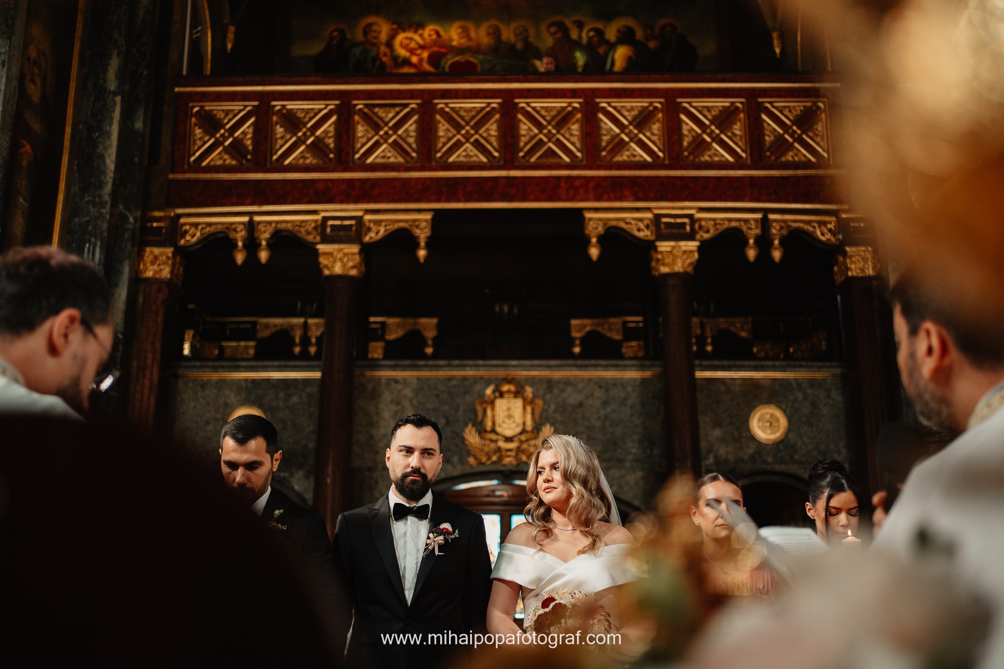 Moment emoționant între miri în ziua nunții, surprins într-un cadru natural și romantic, la Daimon Events. Fotografie de nuntă profesională, editată artistic pentru a evidenția emoția și eleganța evenimentului.