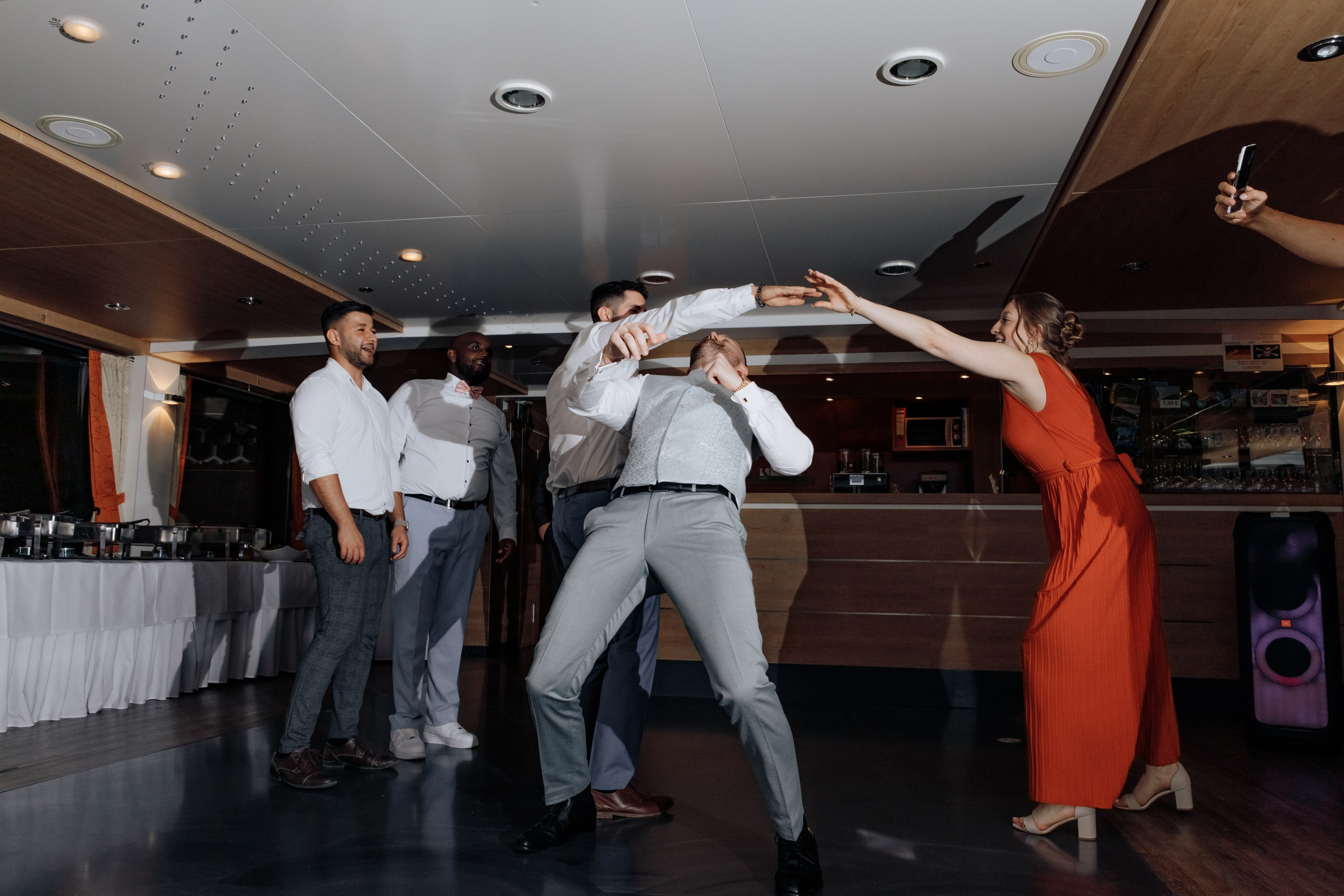 Hochzeitsgäste tanzen und nehmen an lustigen Hochzeitsspielen teil. 