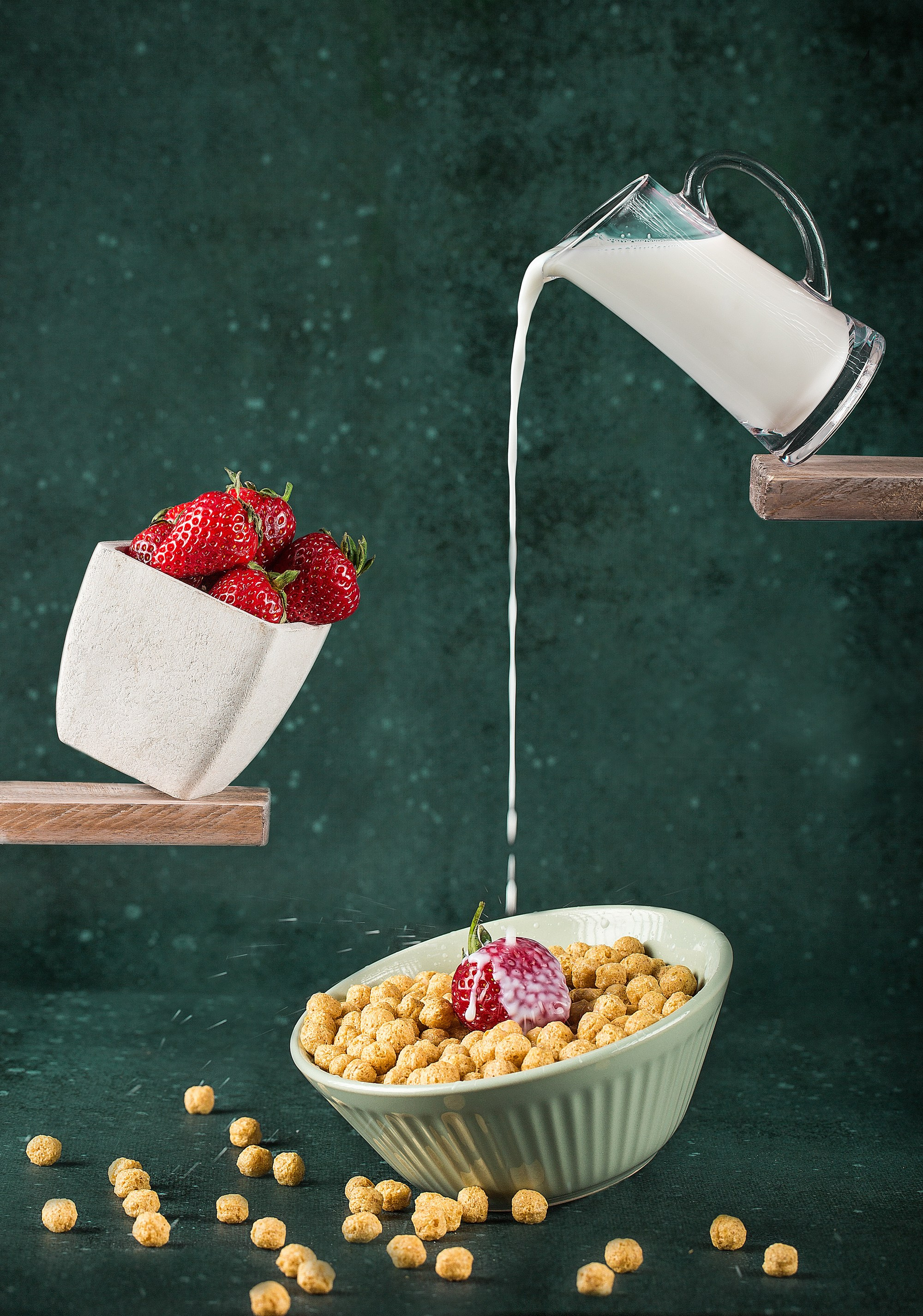 Süd, çiyələk və qarğıdalı lopaları ilə havada yaradılmış dinamik qida fotosu