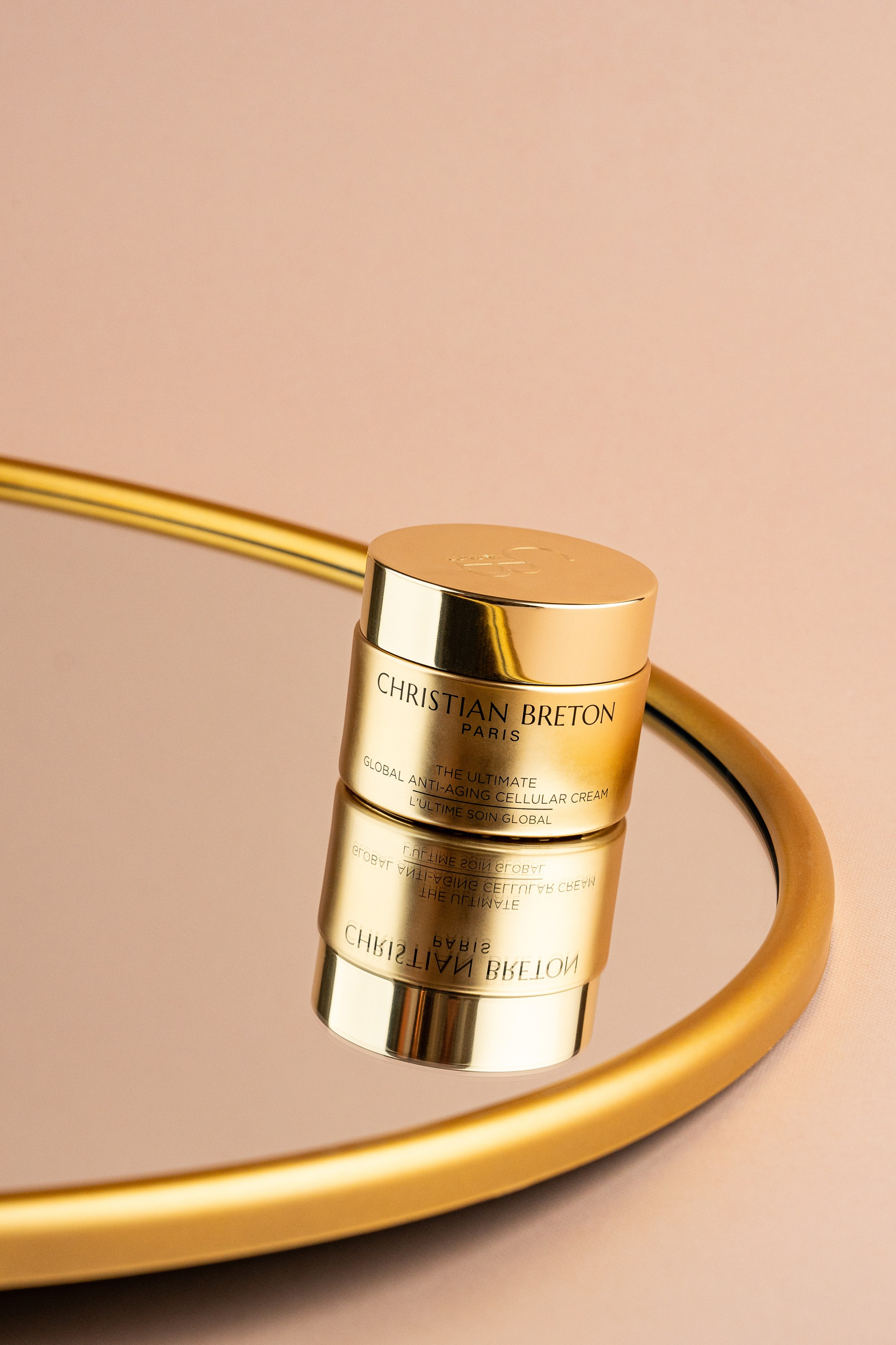 Christian Breton qızılı anti-aging krem – aynalı səthdə premium məhsul təqdimatı