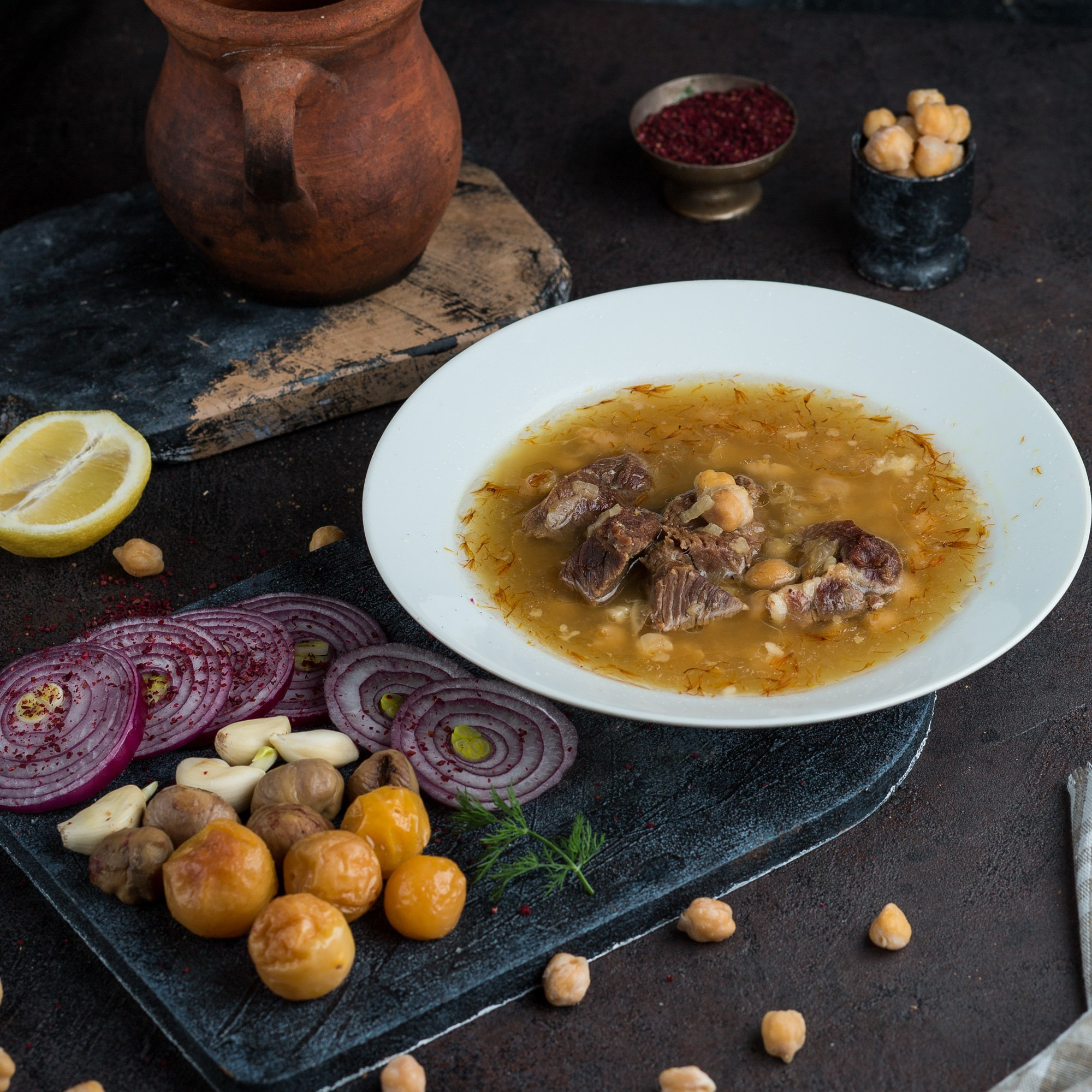 Ət, noxud və şərbətli bulyondan ibarət piti, yanında soğan, sarımsaq və qurudulmuş meyvələr.