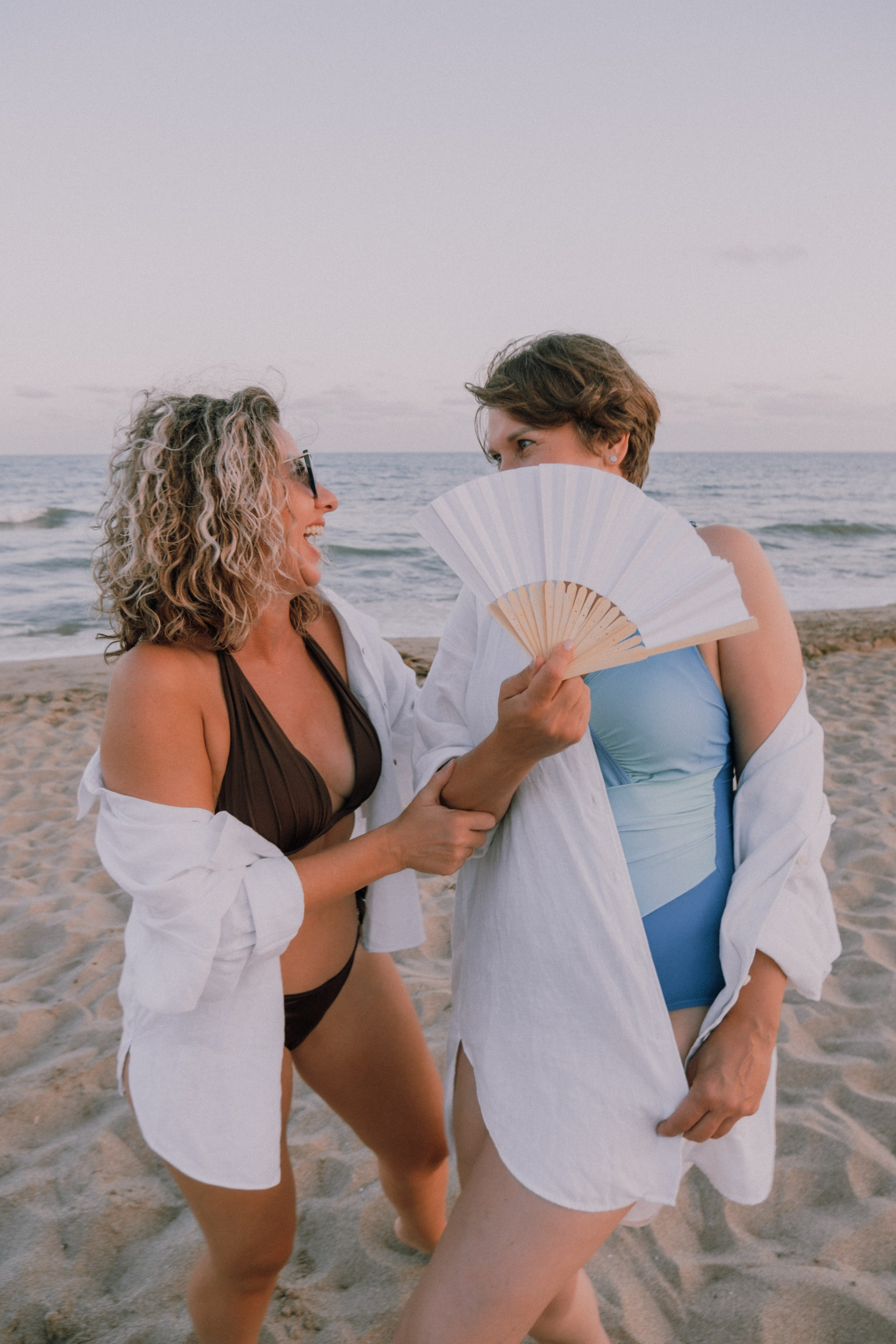Sesión de amigas en la playa. Fotografía profesional en Calafell - Elena Medvedeva
