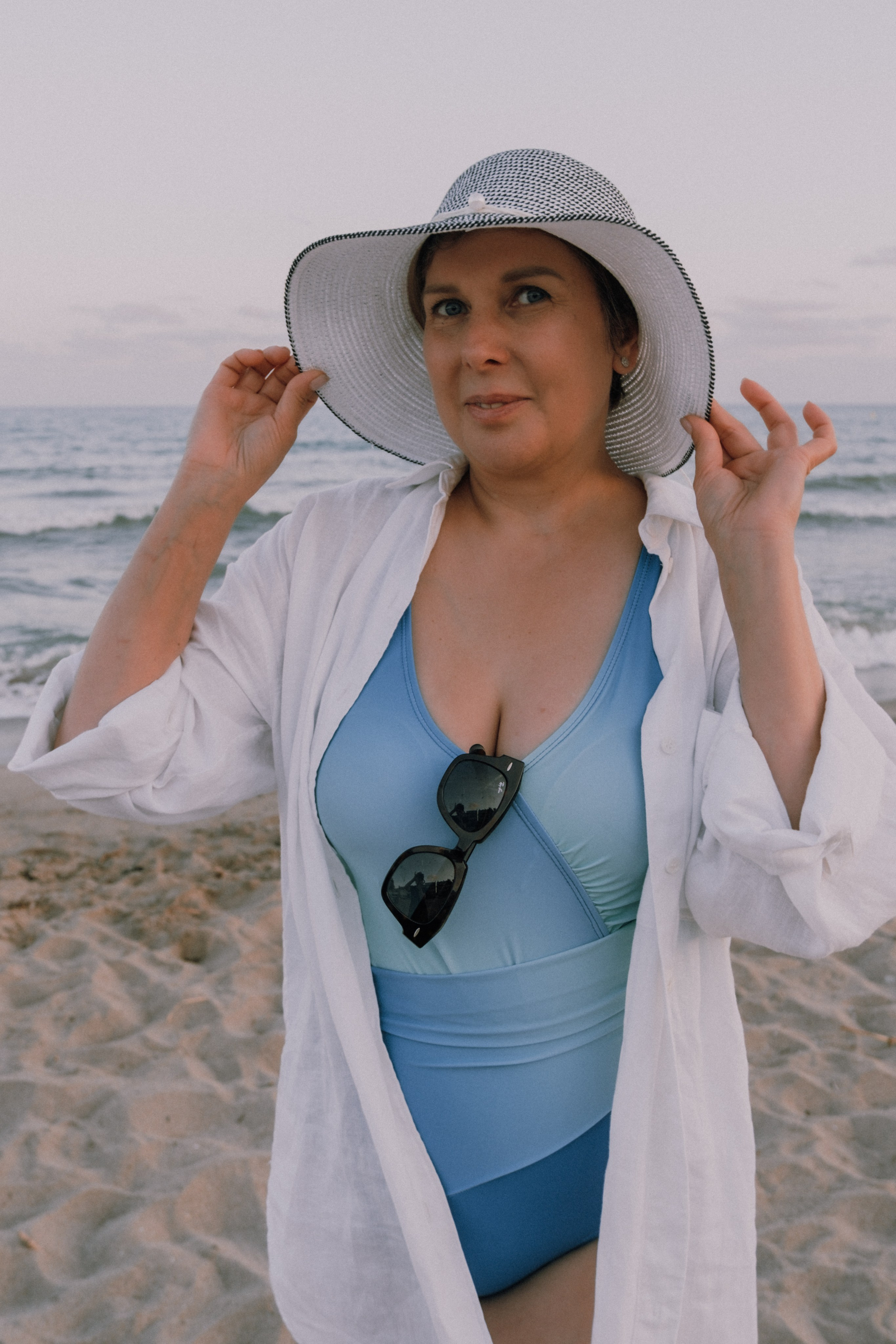 Sesión de amigas en la playa. Fotografía profesional en Calafell - Elena Medvedeva