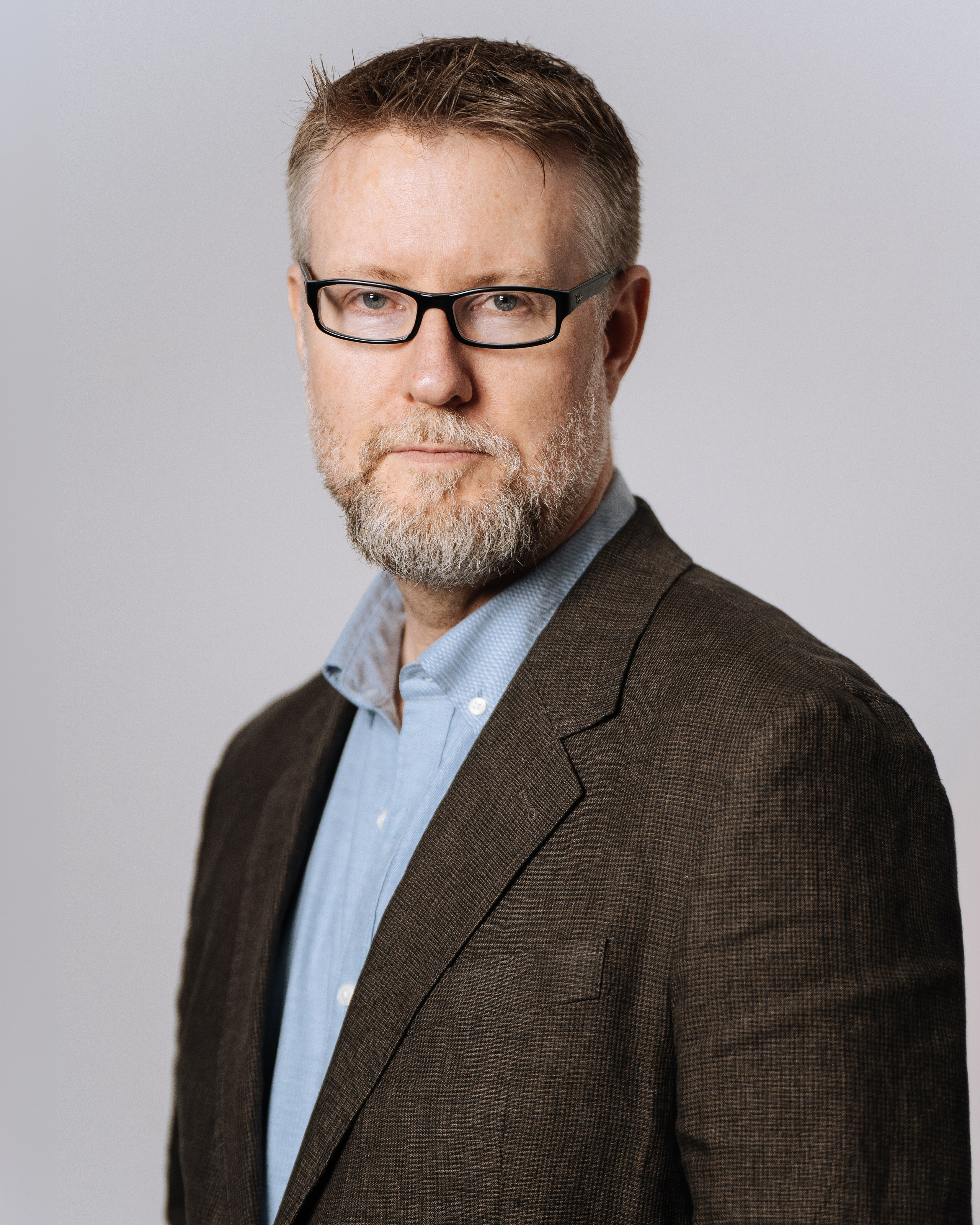 Портрет предпринимателя для сайта компании. Серый фон, Москва