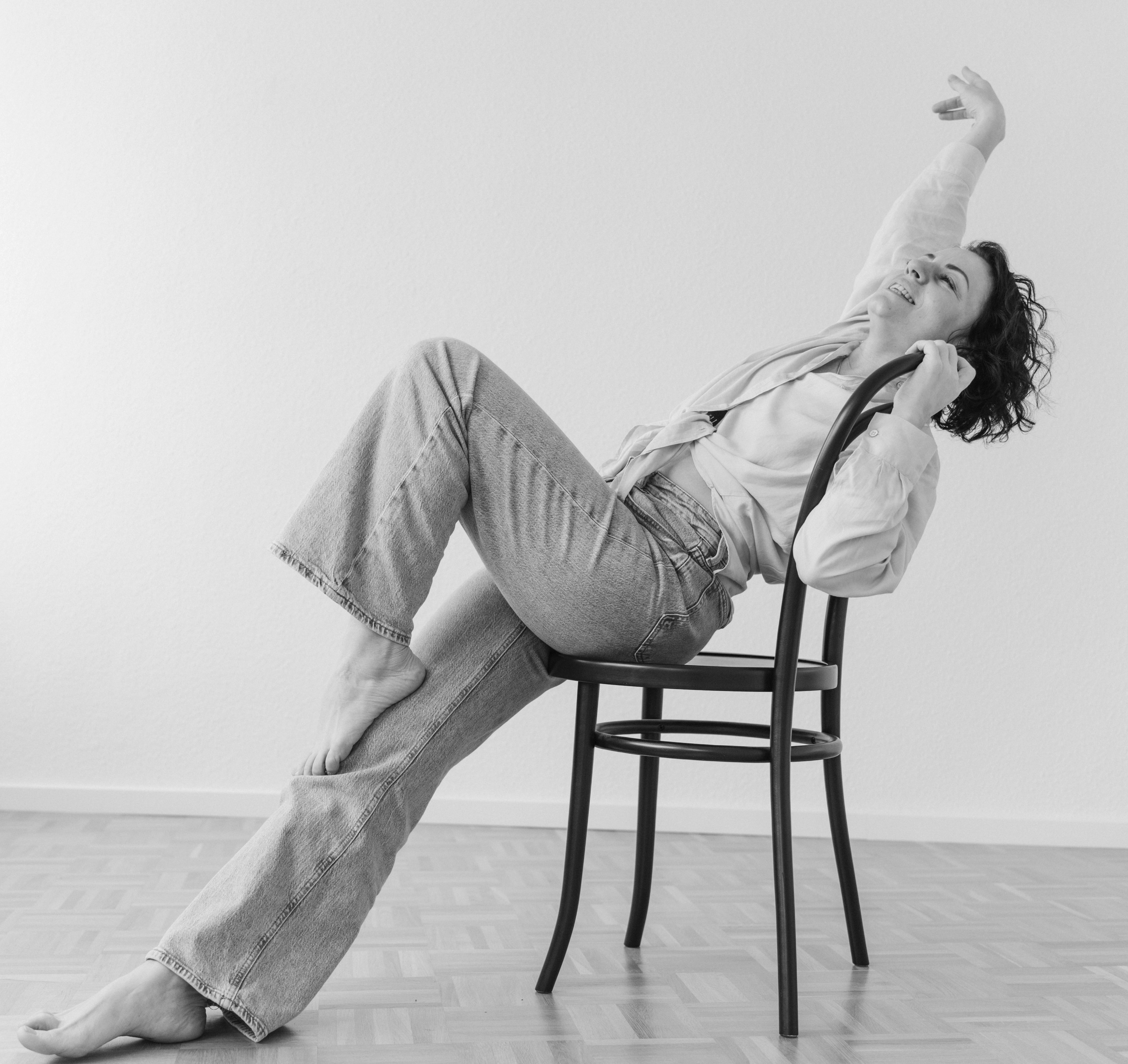 Fotoshooting im Studio mit weißem Licht. Schwarz-weiß Fotografie in Münster. Fotografin Viktoria Roschen