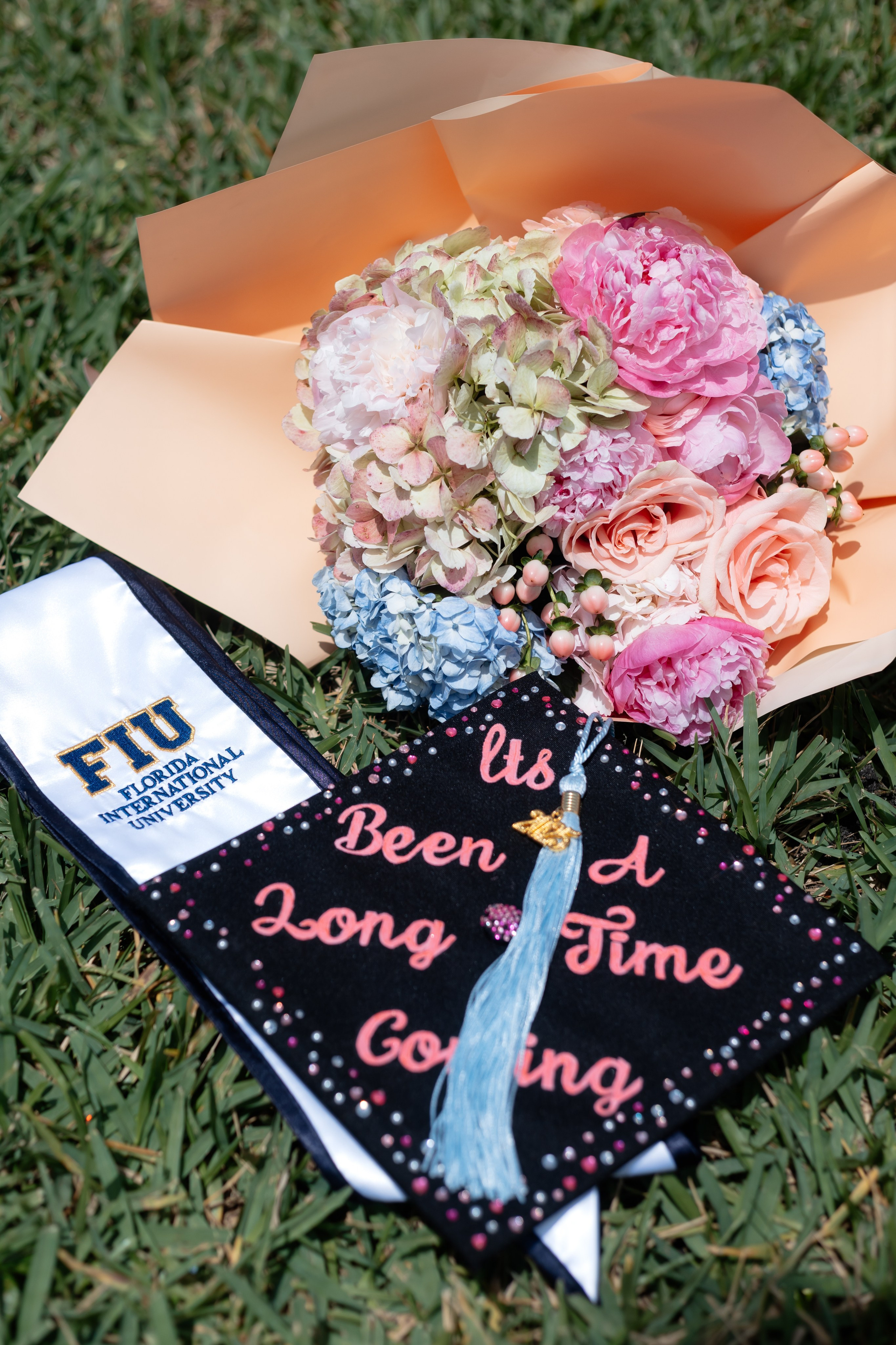 What (and Who) to Bring to Your Grad Photoshoot. Portrait and graduation photographer Marina Simanava