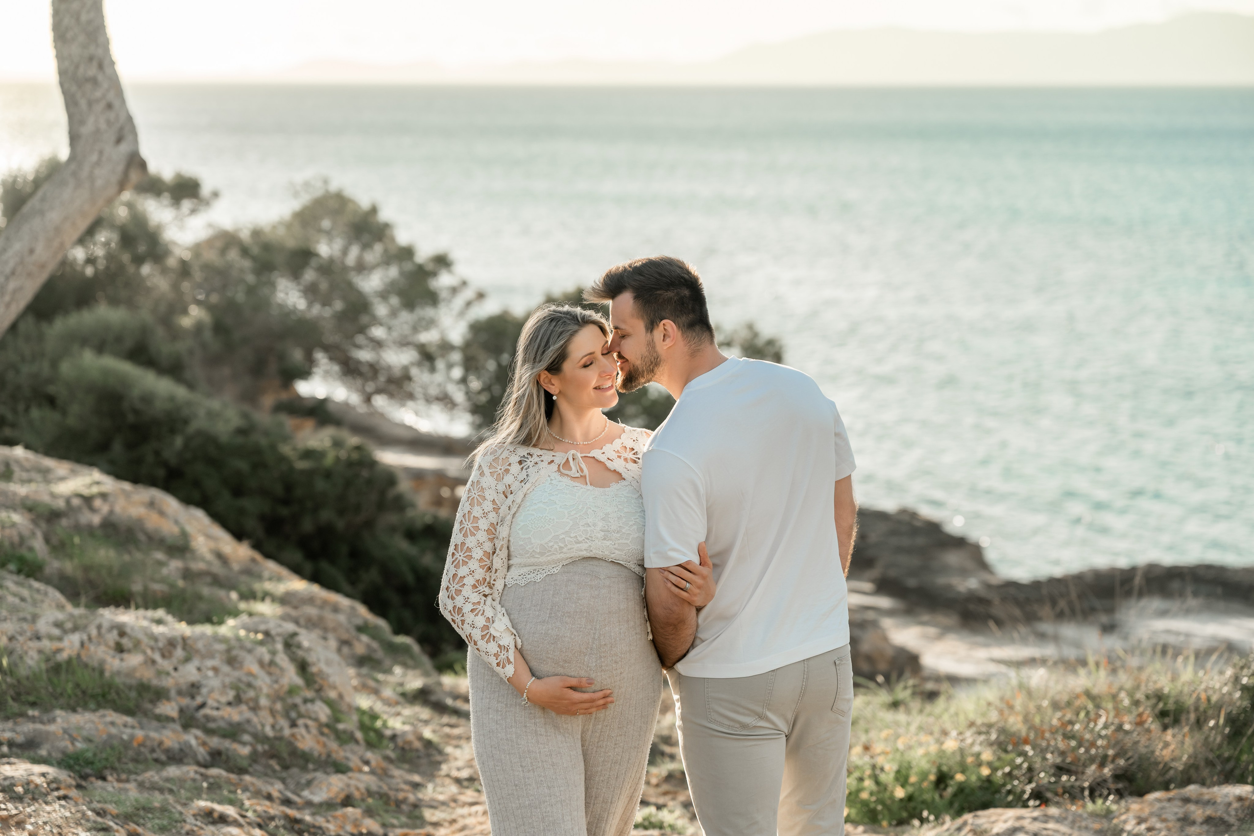 Schwangerschaftsshooting am Meer. Deine Fotografin auf Mallorca für Familien und Business