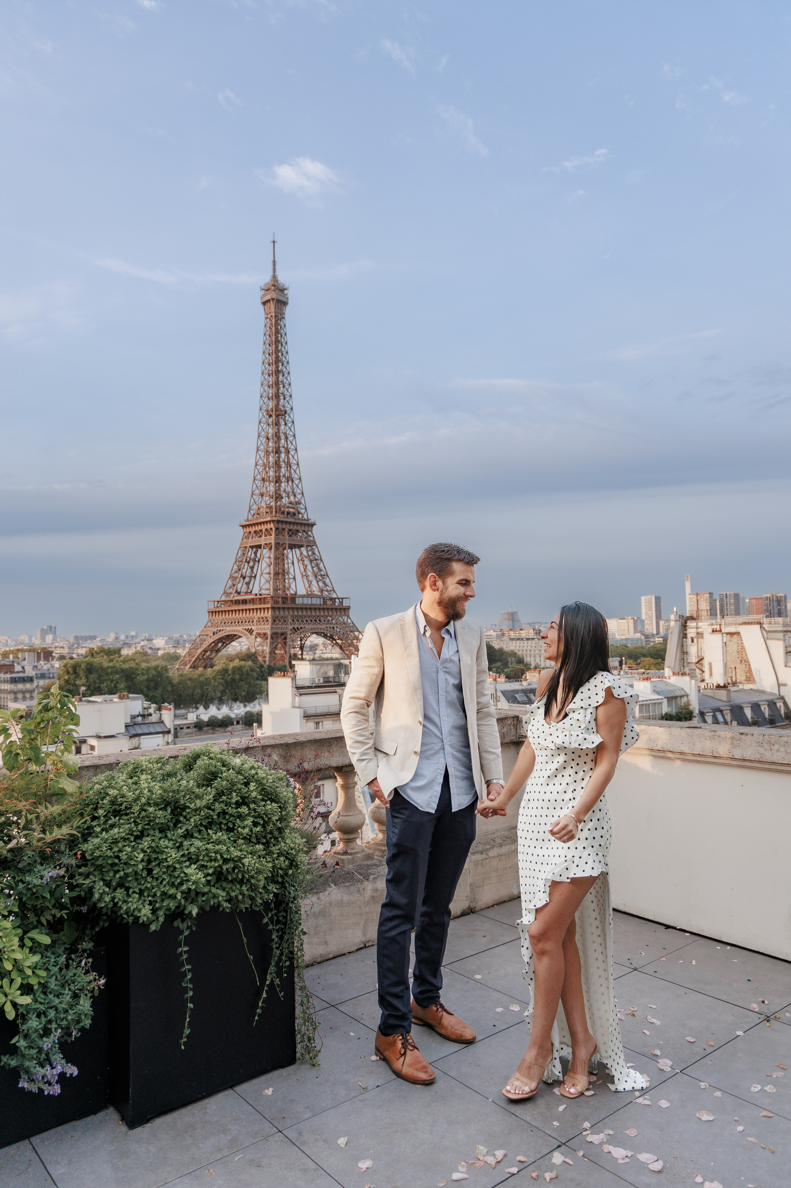 Best Rooftop Terraces in Paris for Proposal Photography & Luxury Photo Shoots (2026 Guide). Photographe à Paris