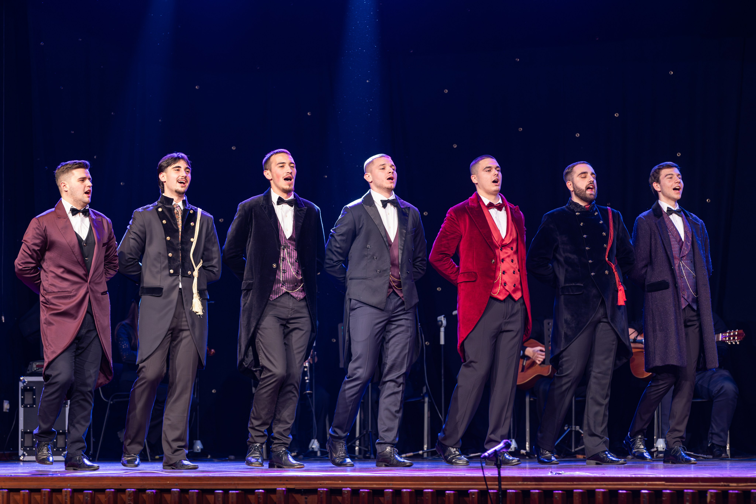 Grupni nastup Proletera u tradicionalnim koracima.