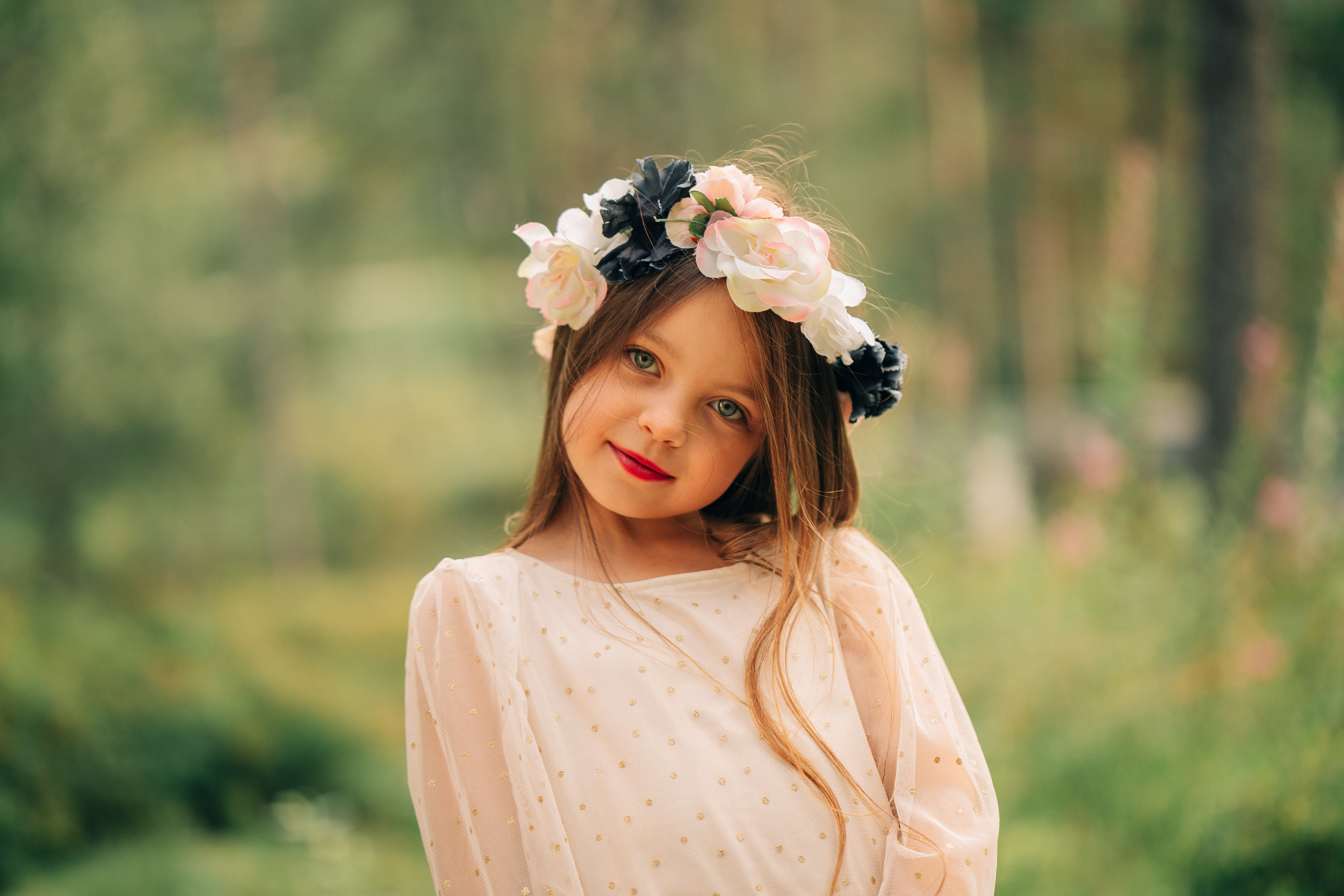 portrett av jente i skogen barne fotografering