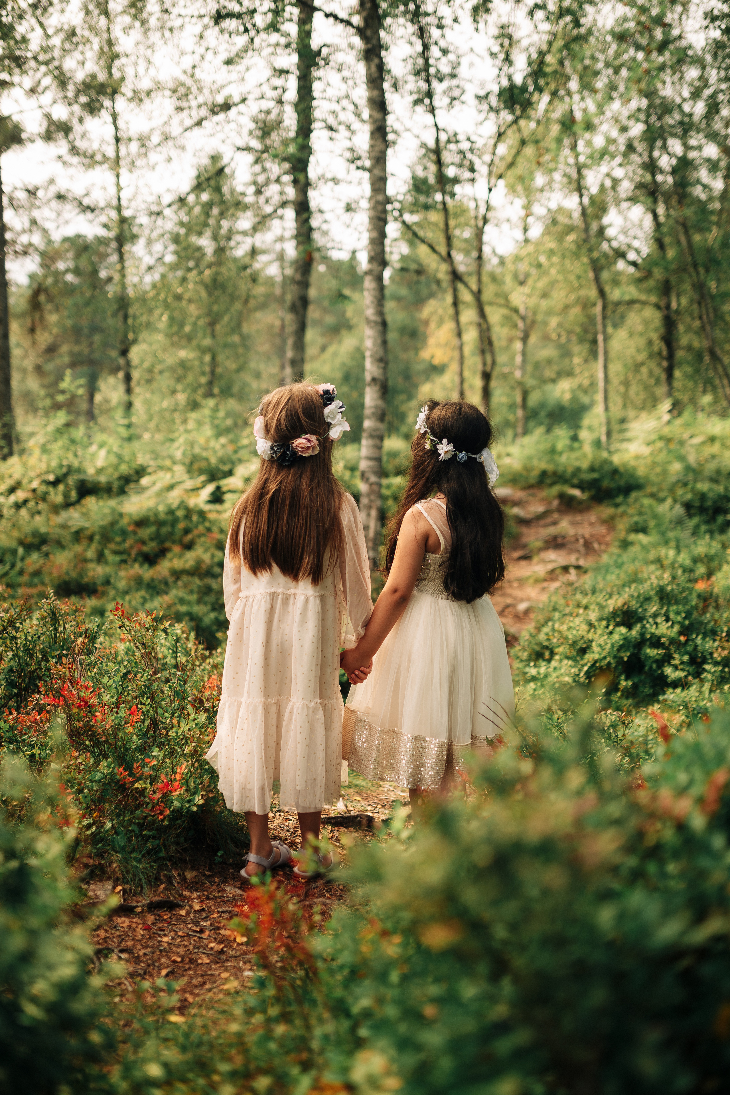barne fotografering venner jenter i skogen kids girls