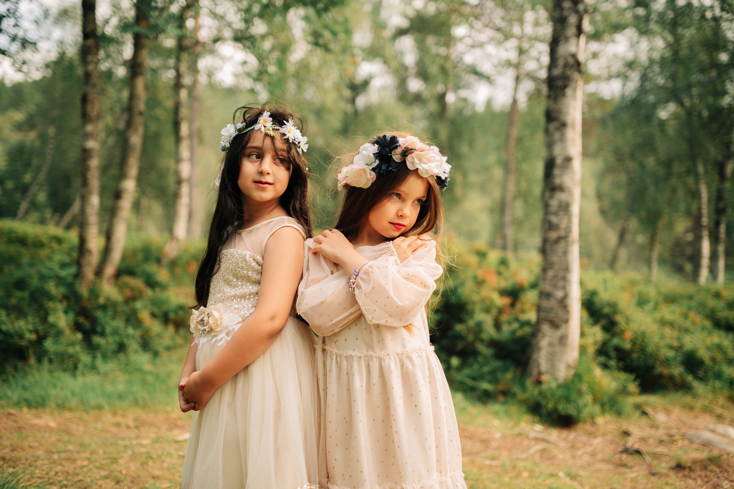 jenter poserer for fotografen i skogen