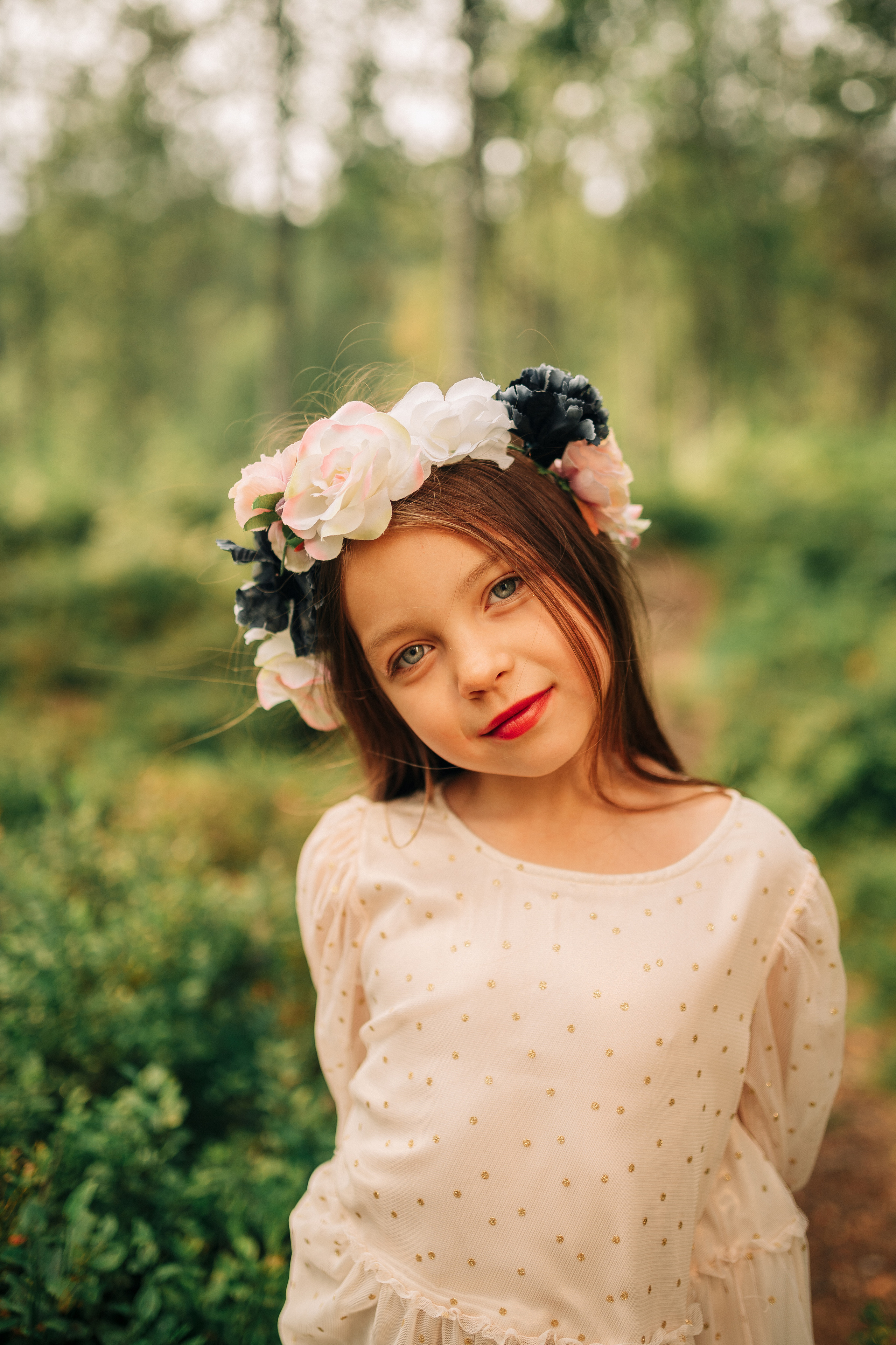 portrait of girl in forest kid fotoshoot