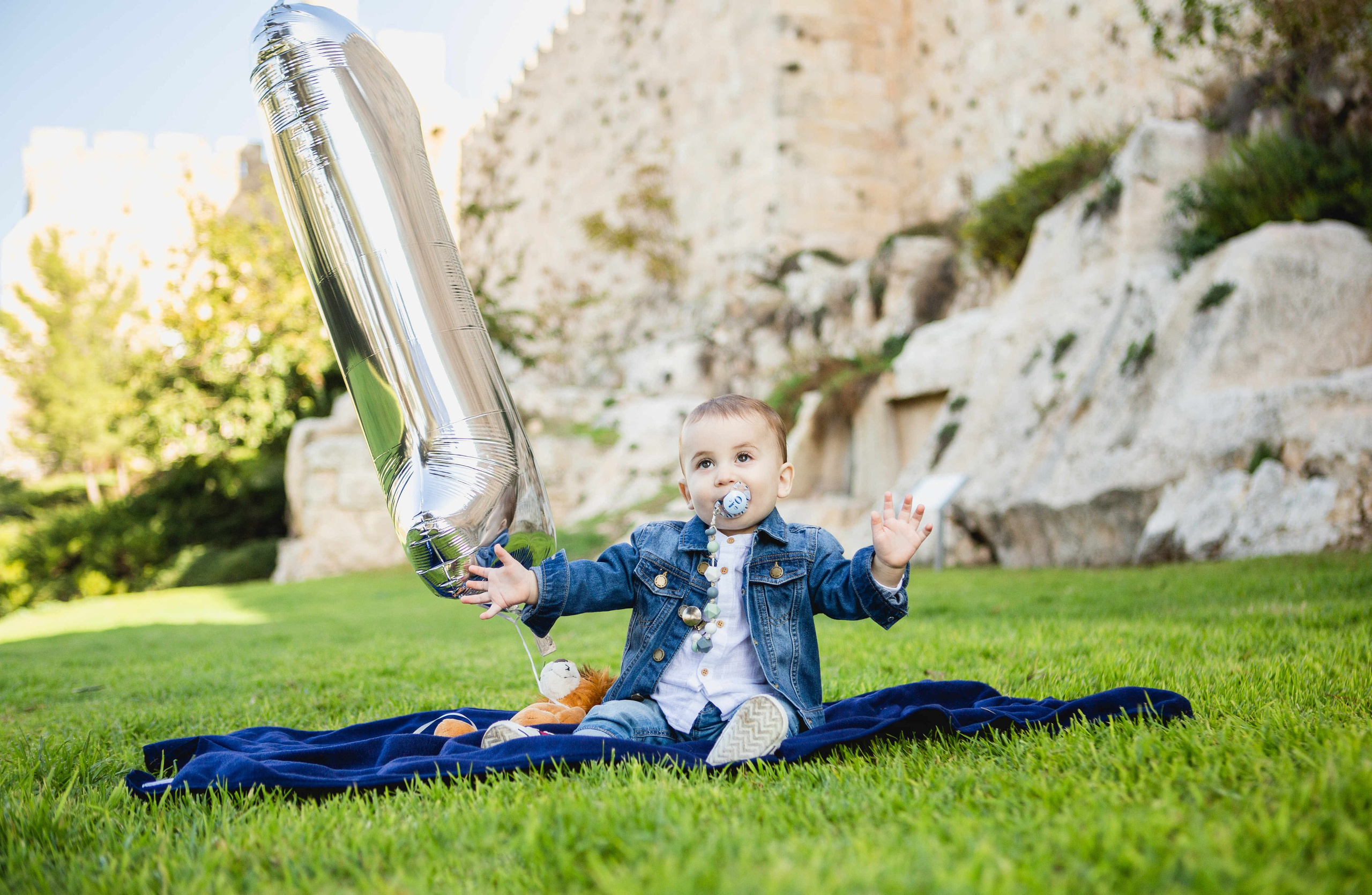 AT THE WALLS OF THE OLD CITY. PHOTOGRAPHER IN ISRAEL