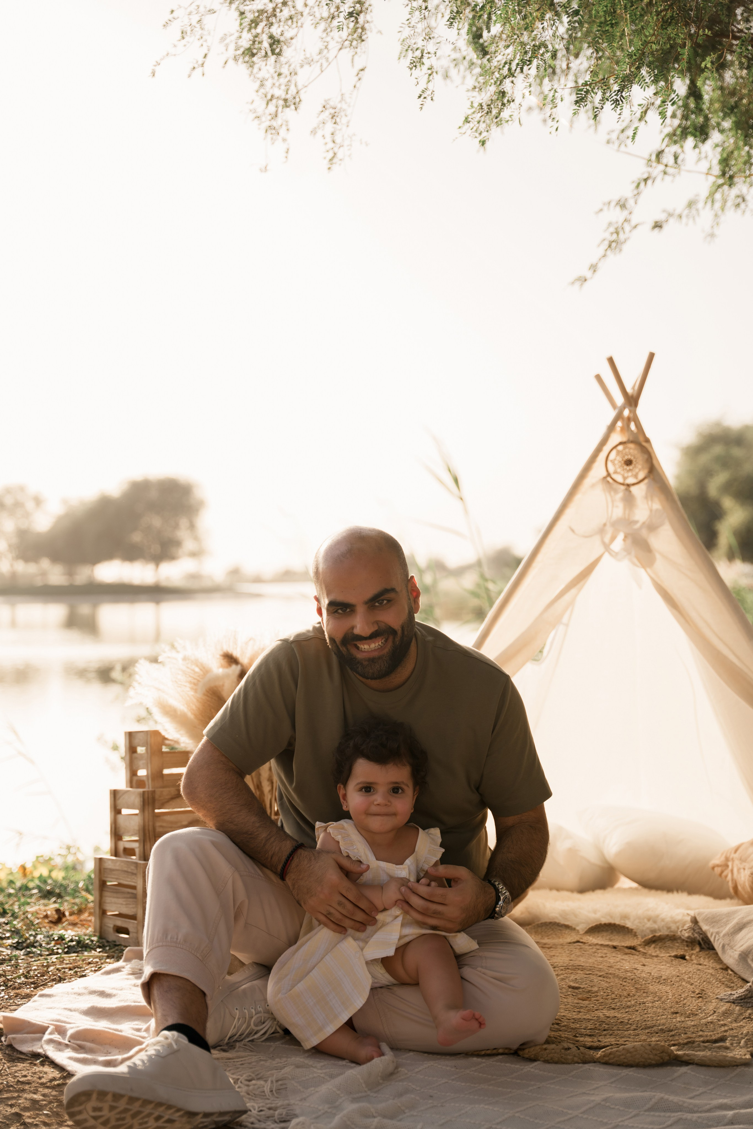 Family fun and cake crush. Angela Iakovleva — Family Photographer in Dubai