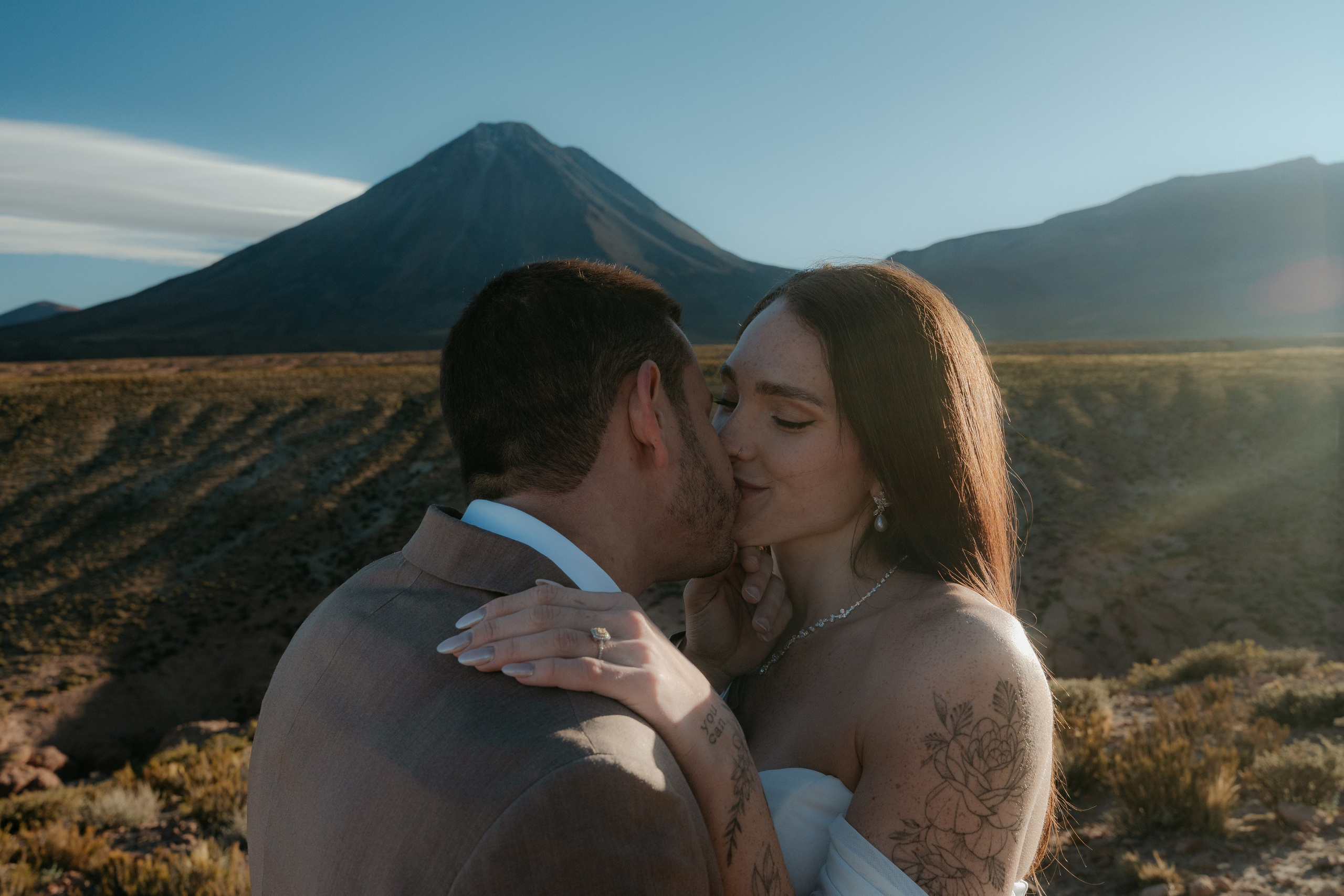 Pre-wedding no mirante do vulcão Licancabur. Photographer in San Pedro de Atacama