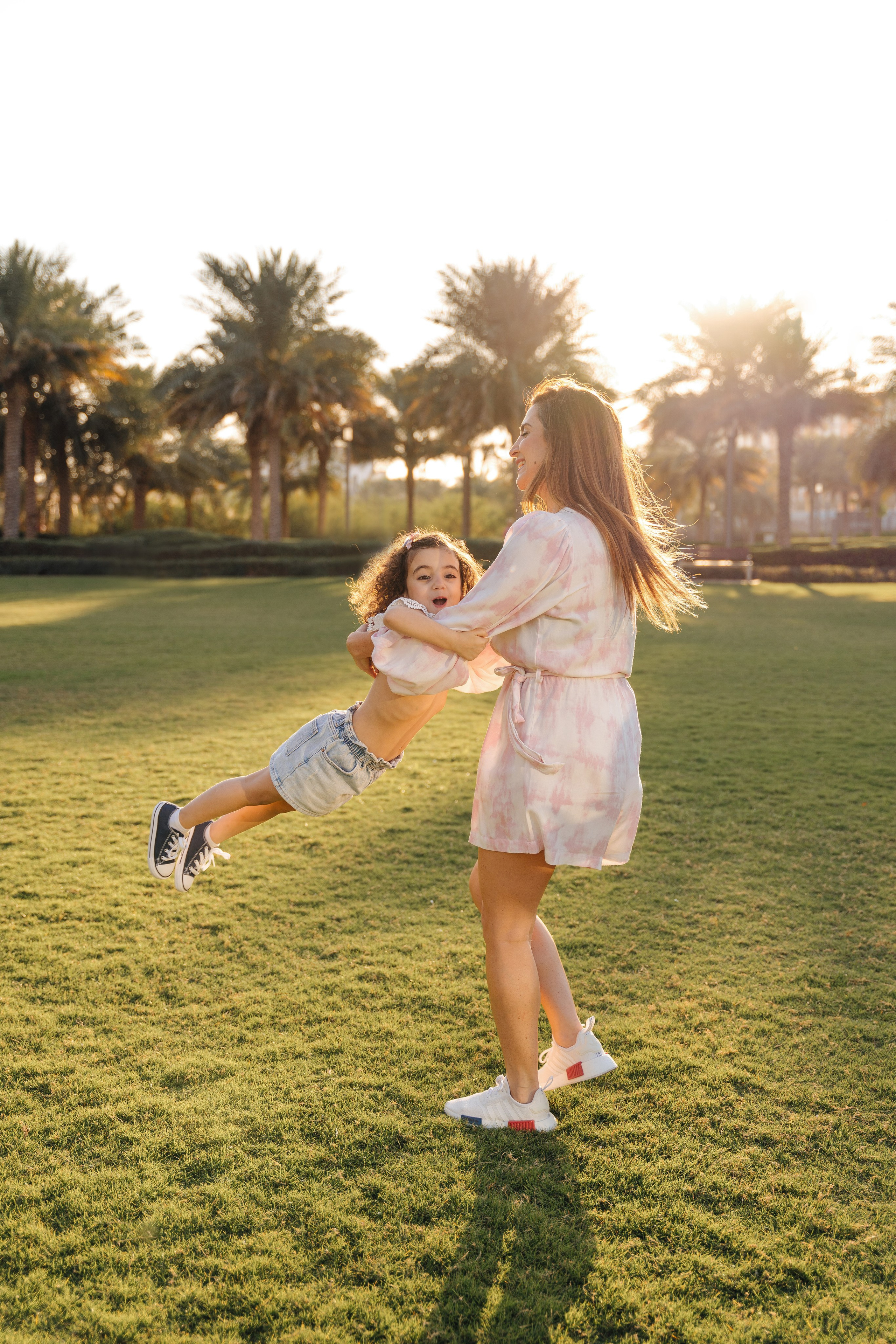 Family fun and play in the park. Angela Iakovleva — Family Photographer in Dubai
