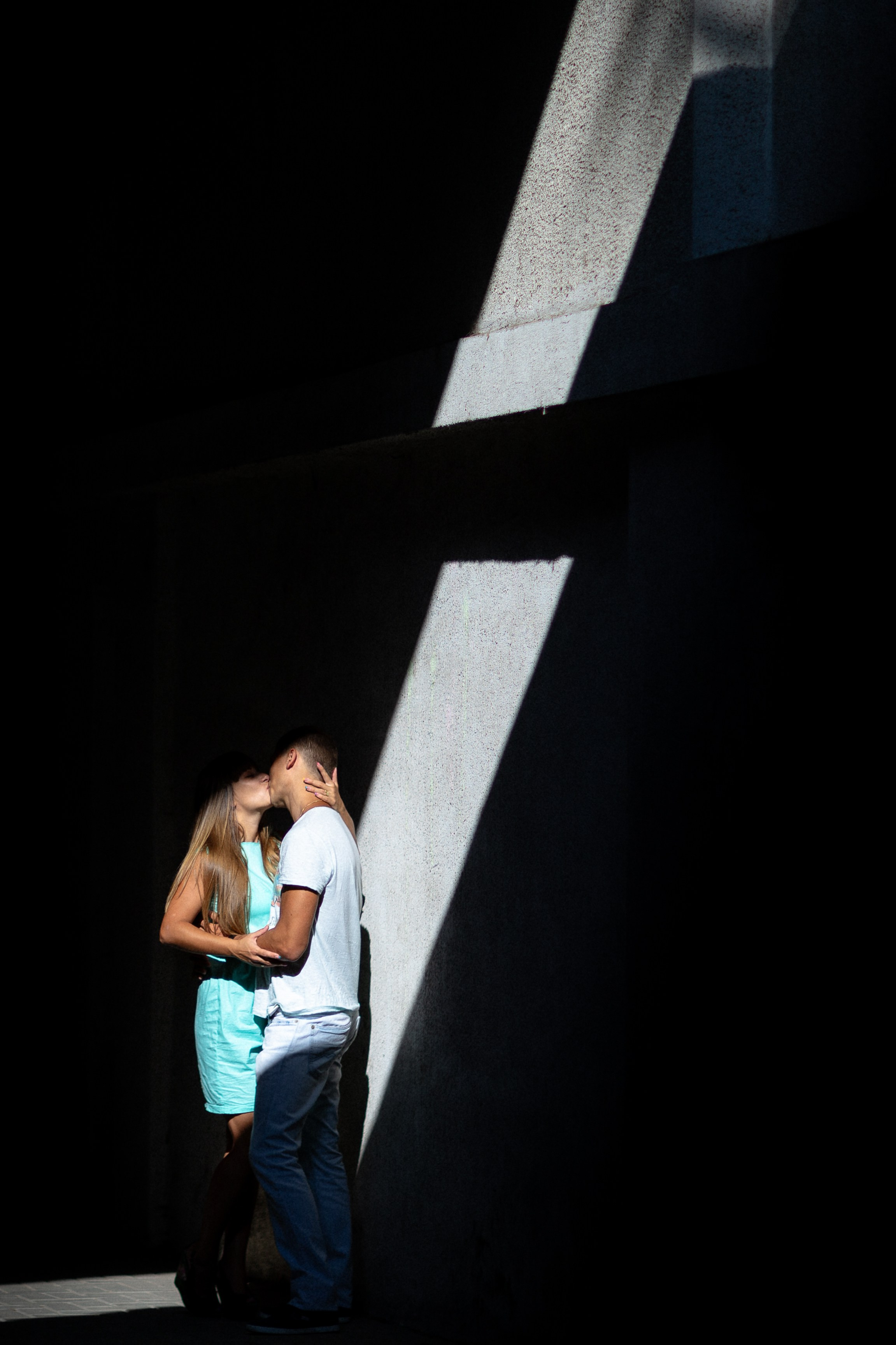 Парень девушка в объятиях целуются день прогулка влюбленные пятно света самые красивые фотки