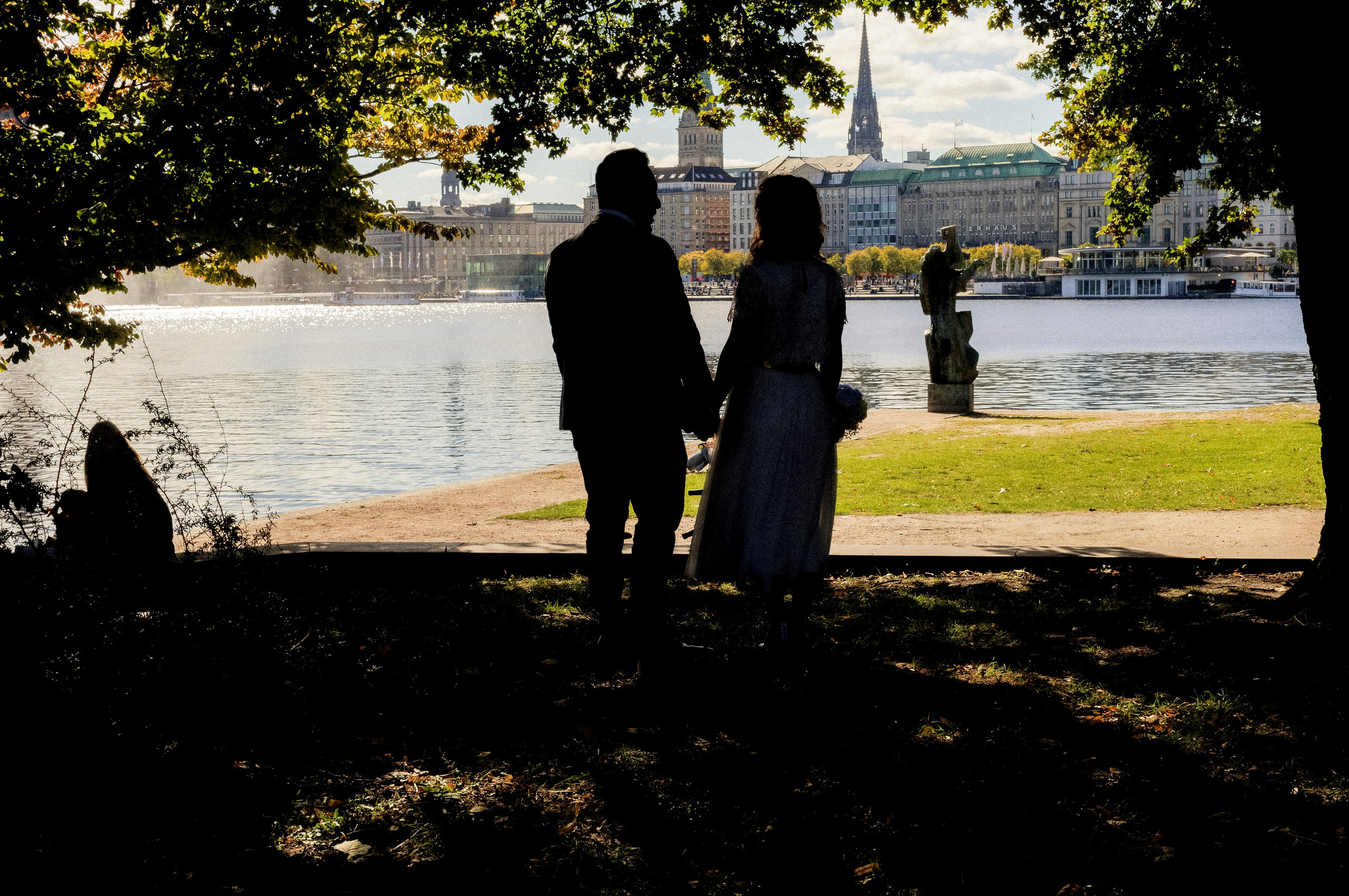 Traumhochzeit im Bobby Reich | Moderne Liebe am Hamburger Alsterufer. Hochzeitsfotograf und Hochzeitsvideograf aus Hamburg | Roka21Film