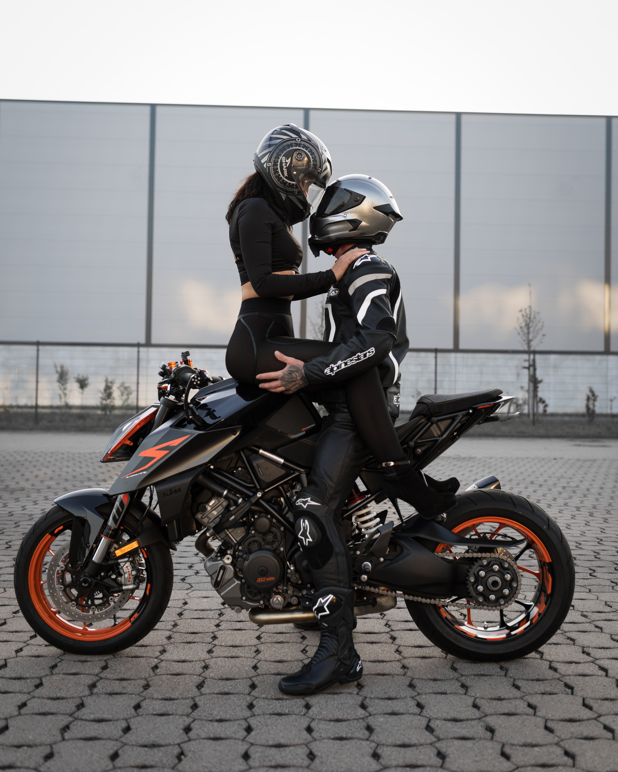 Glückliches Paar Alena und Artur – Harmonie und Freude im Bild