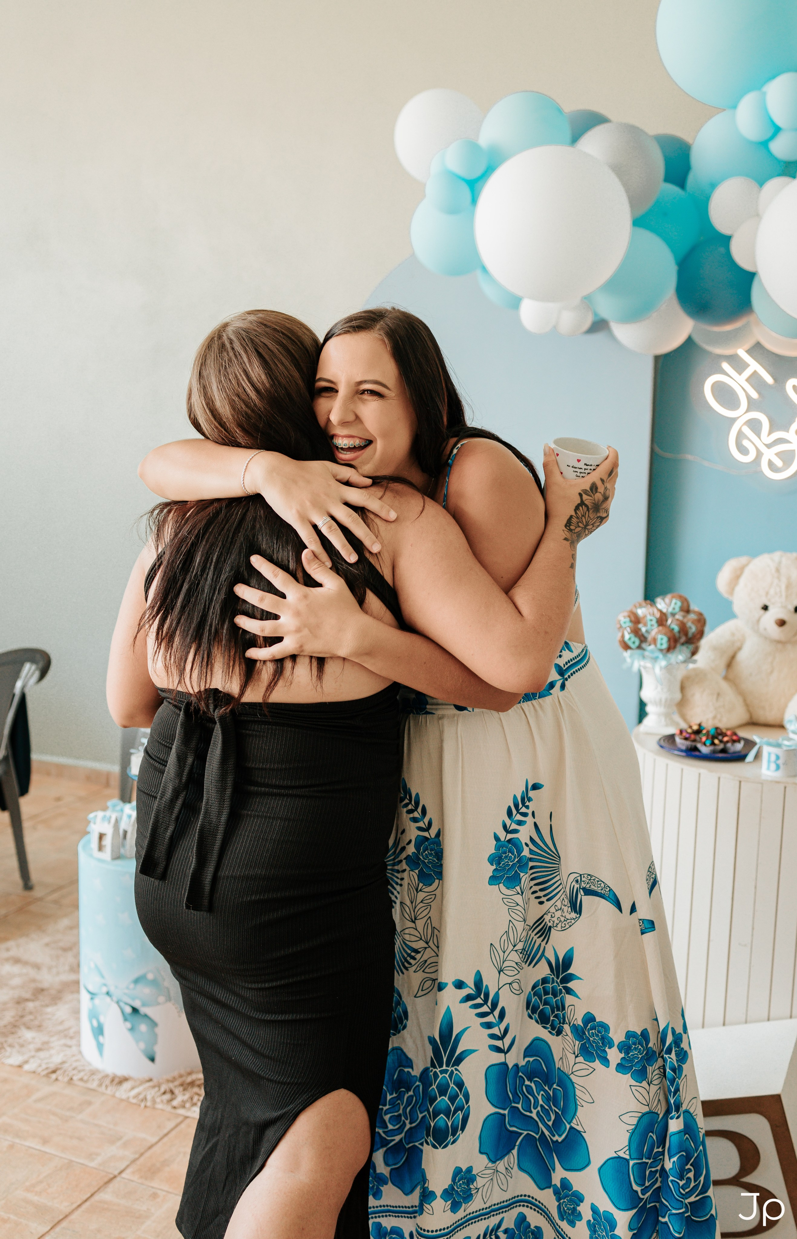 Abraço emocionado entre amigas no chá de bebê em Barra Bonita.