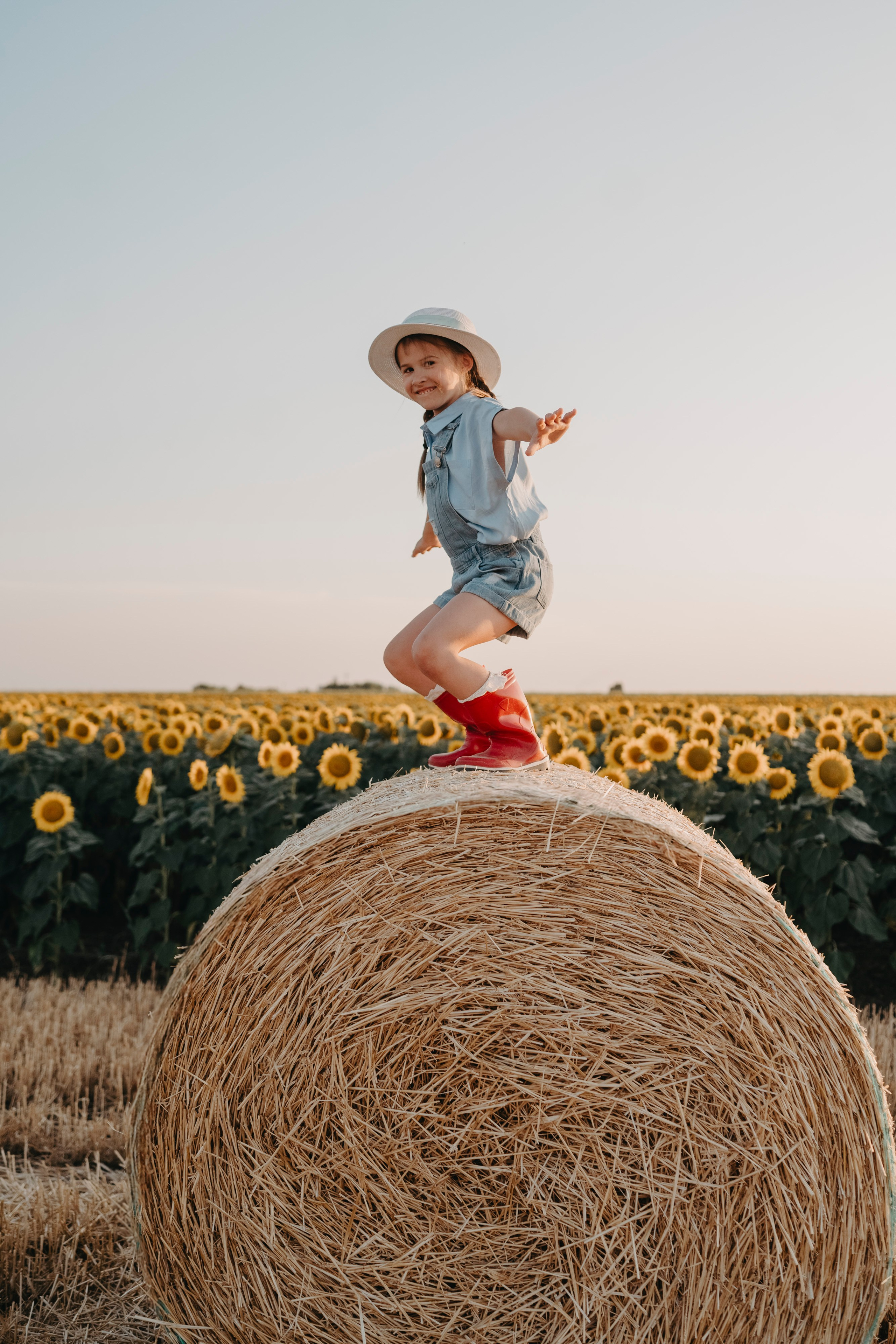 Letnje fotografisanje u polju suncokreta i sena. Deciji i porodicni fotograf u Beogradu Oksana Skendzic