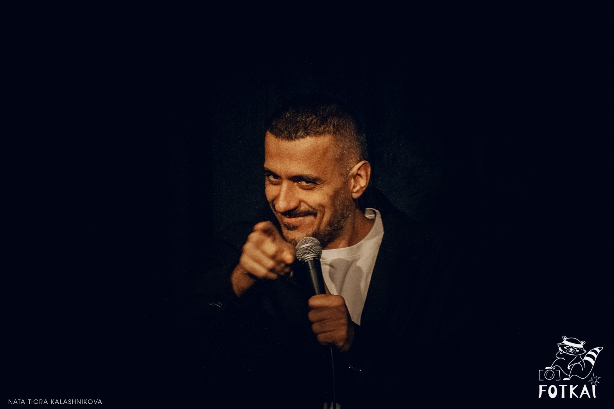 Eduard Matsaberidze en Madrid 14 de febrero 2026 — fotos del show de stand-up | FOTKAI