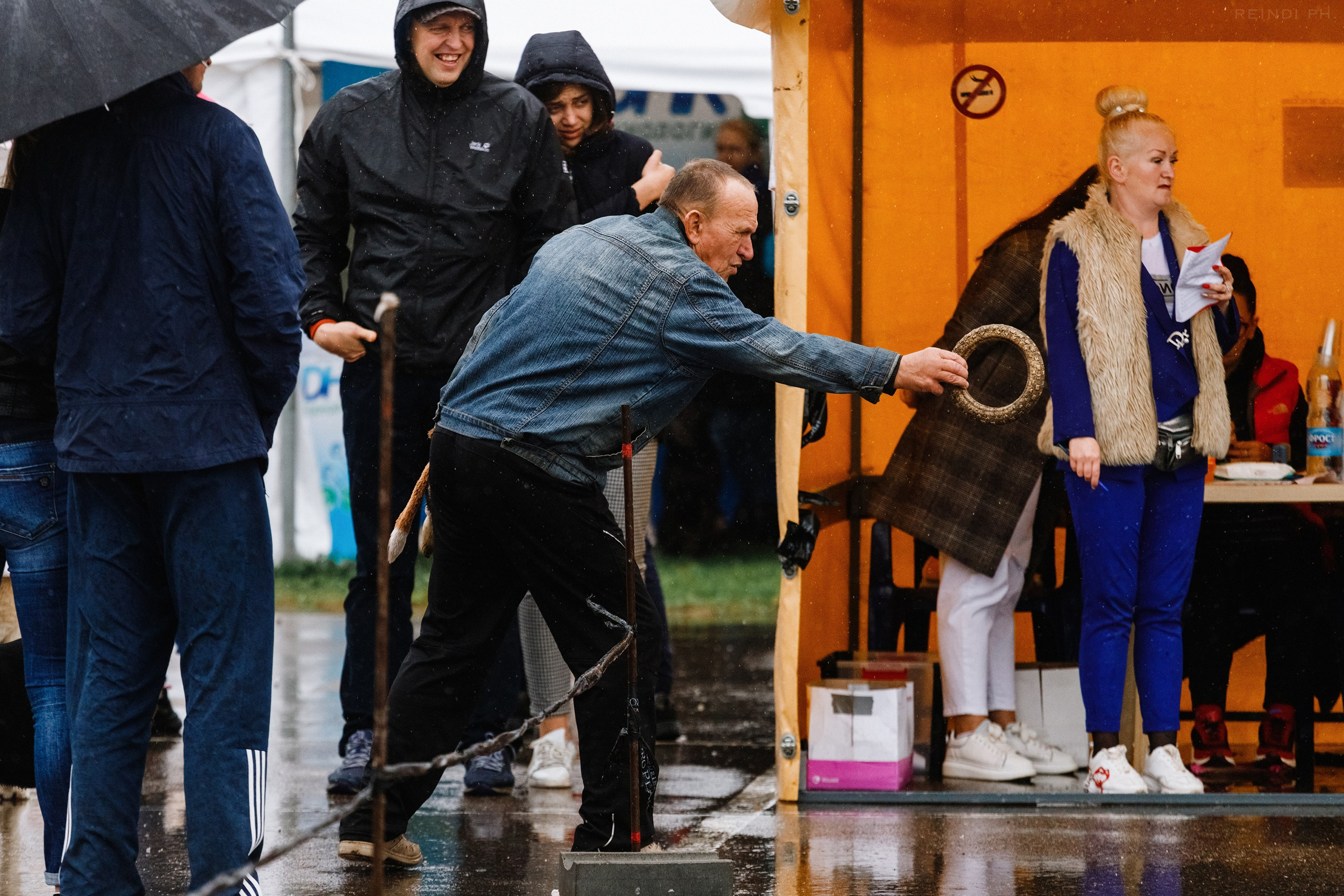 Rainy dog show in Grodno. Kaja | fotograf we Wrocławiu | ludzie i psy