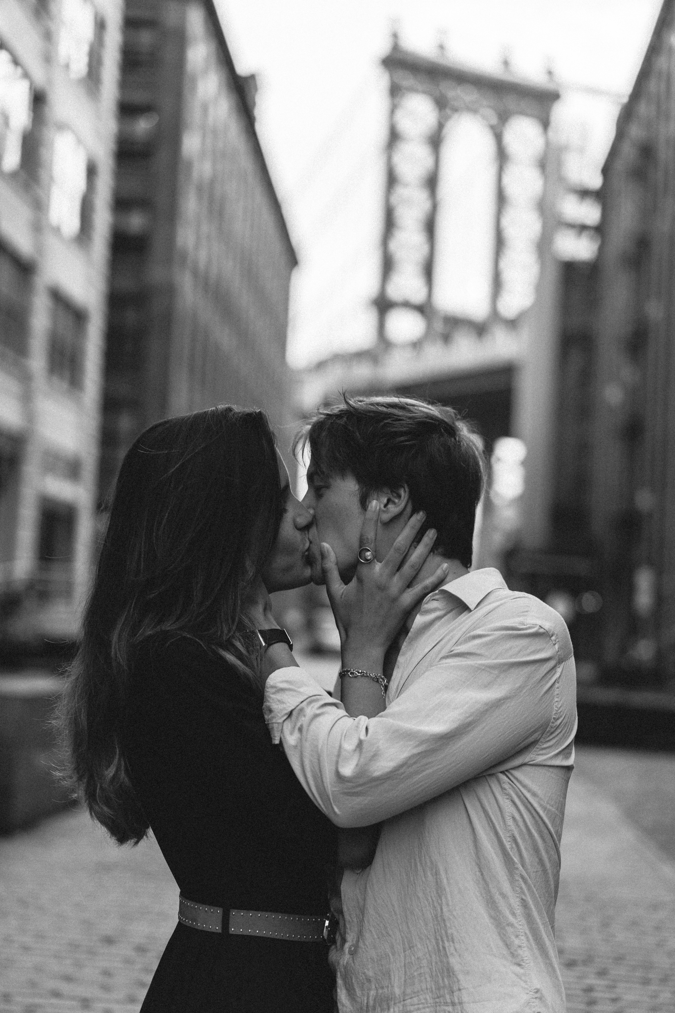 Couple in Dumbo and on the Brooklyn Bridge. Videographer and photographer in New York // MAKAROV.VIDEO