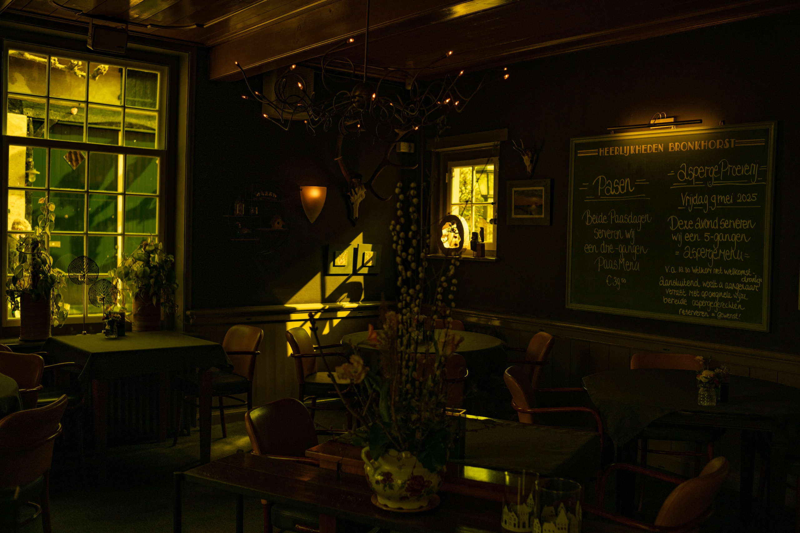 Het Wapen van Bronkhorst Cafe Restraurant. Lero Photographer and a set designer|individual custom portrait and advertising photography in Zutphen