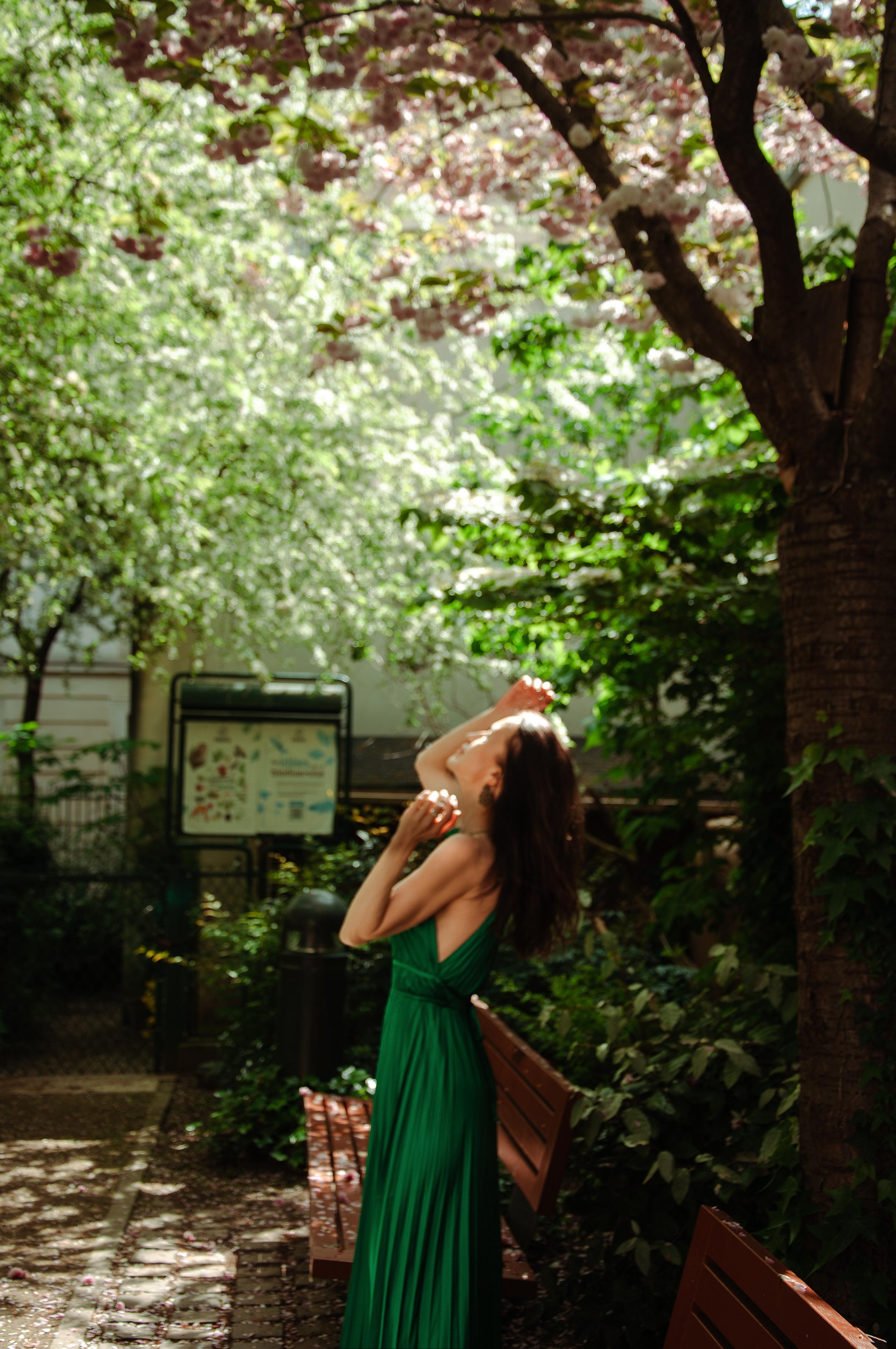 Couple photoshoot in blooming Marais. Paris photographer — Polina Osipova