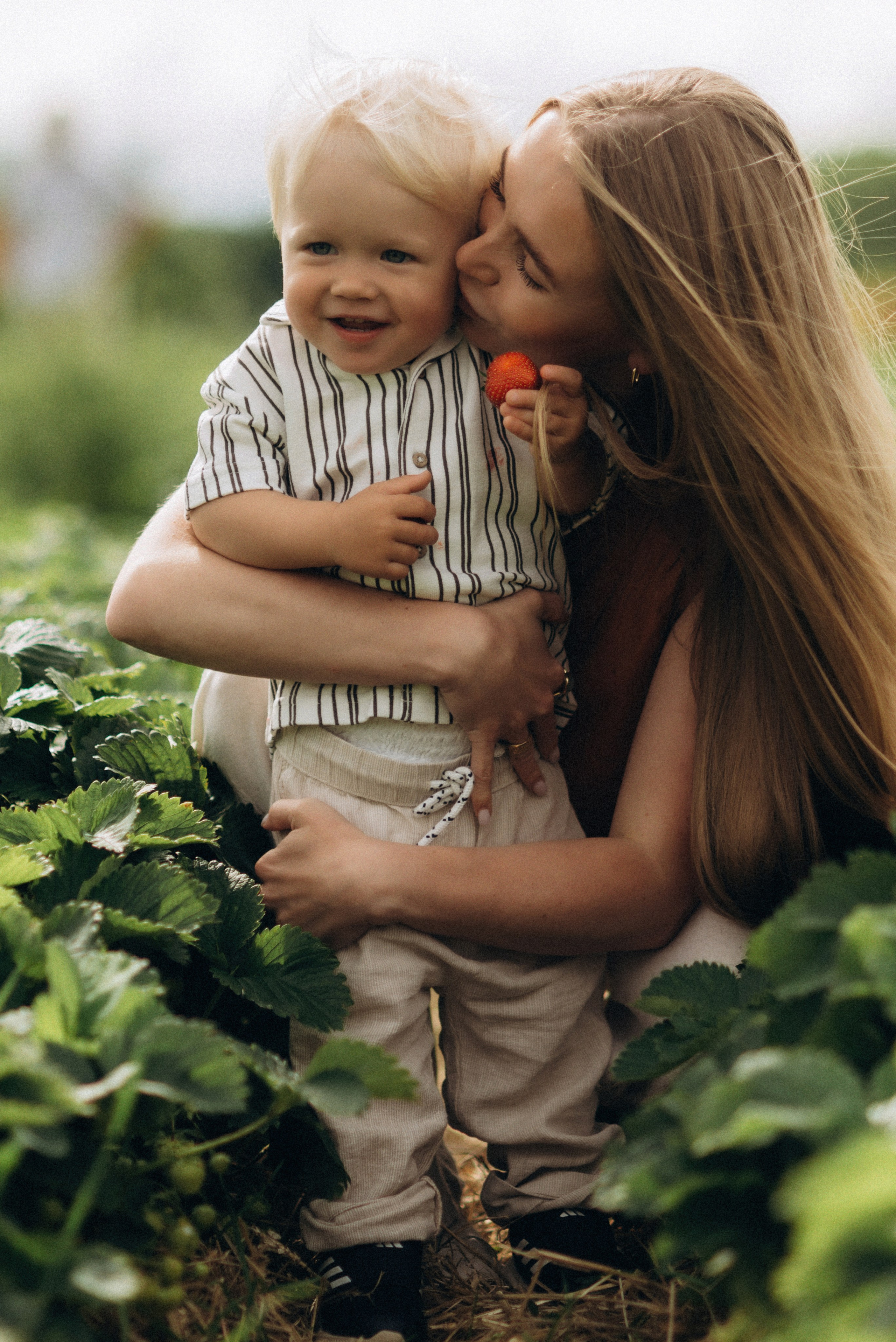 Семейная фотосессия в клубнике. Семейный фотограф Лейпциг, Германия