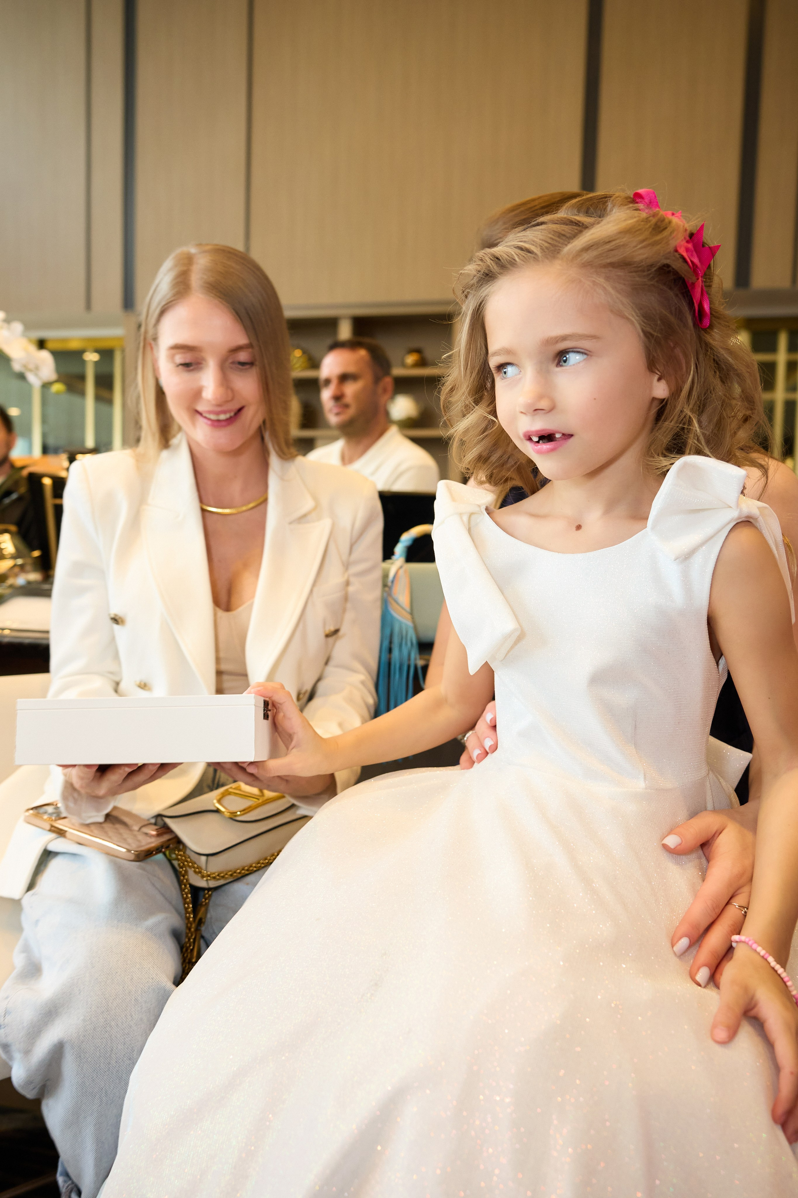 Авторская благотворительная художественная выставка Дианы Бортник. Фотограф Юлия Маковеева