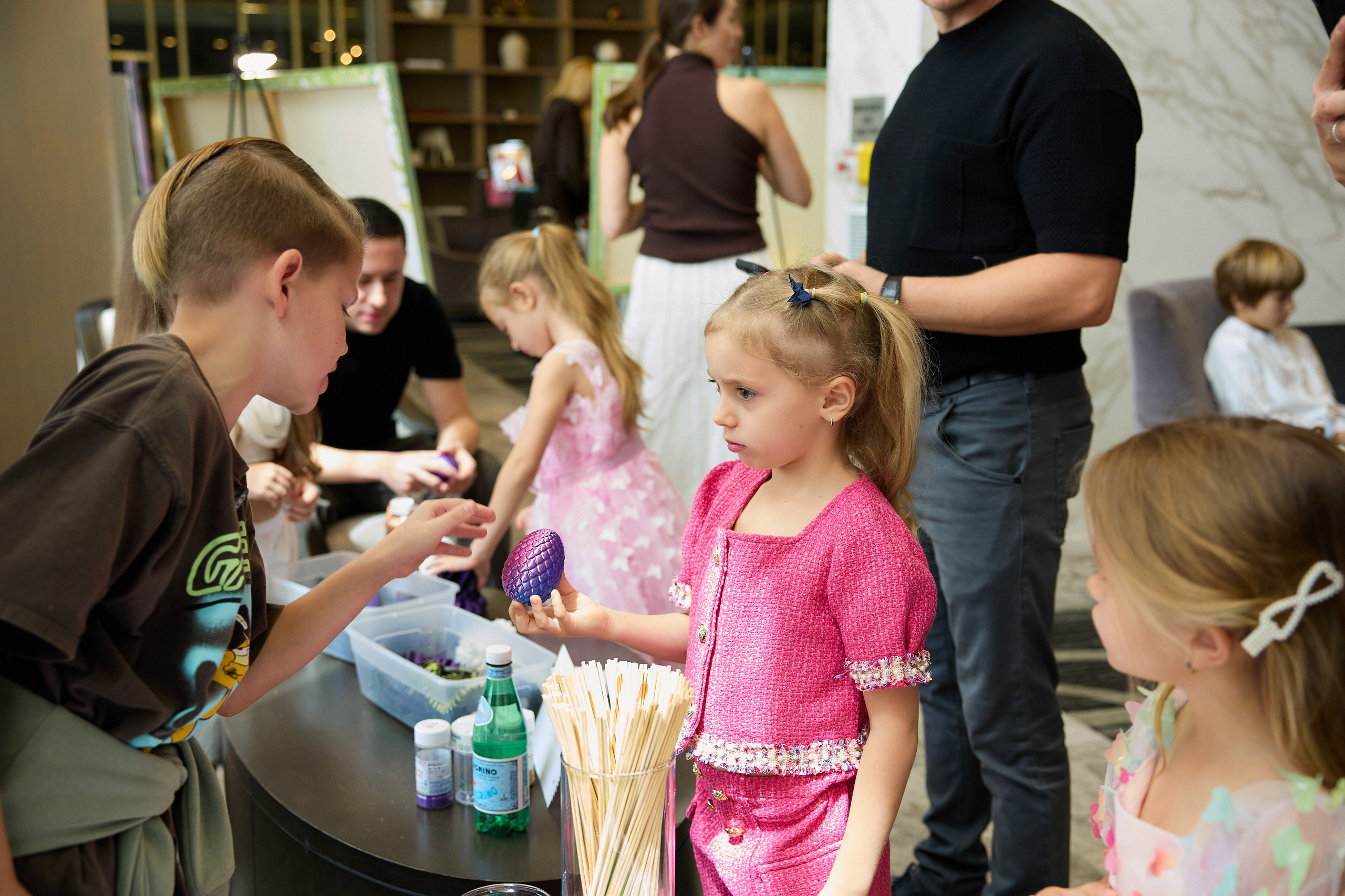 Авторская благотворительная художественная выставка Дианы Бортник. Фотограф Юлия Маковеева