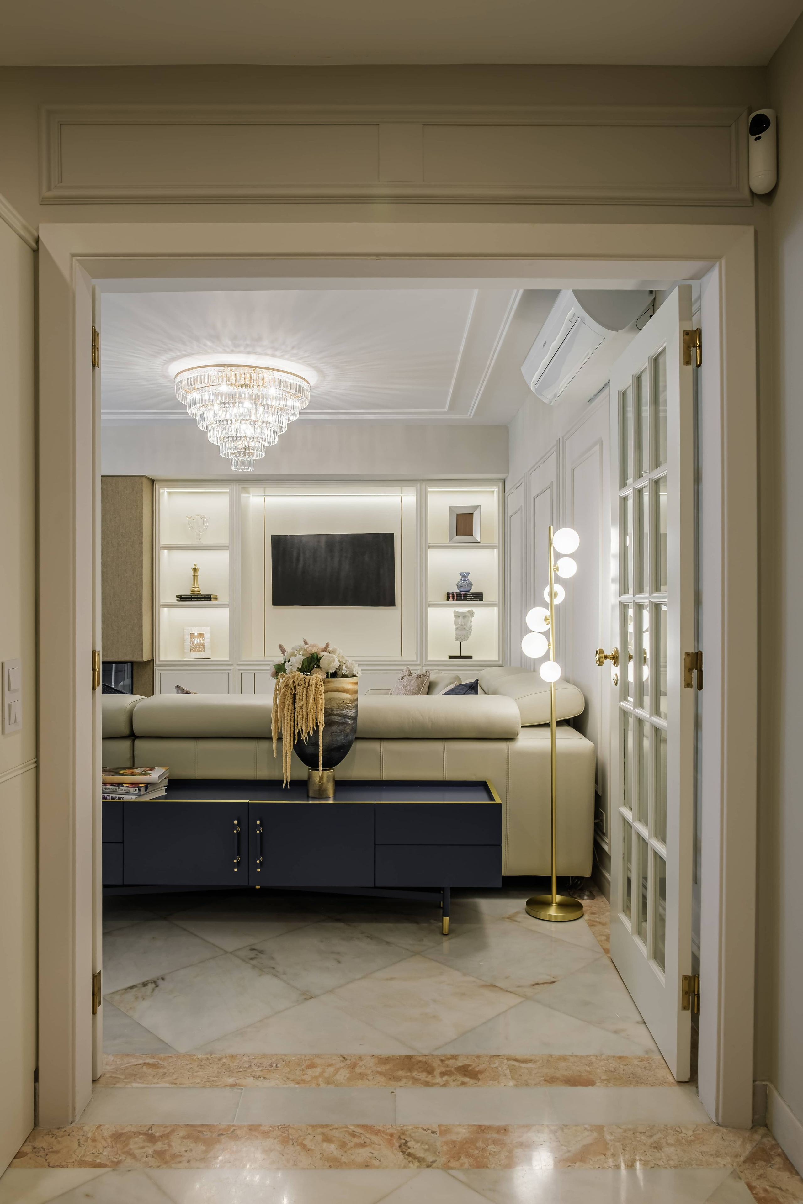 fotografia de interiores de sala em estilo neoclassico