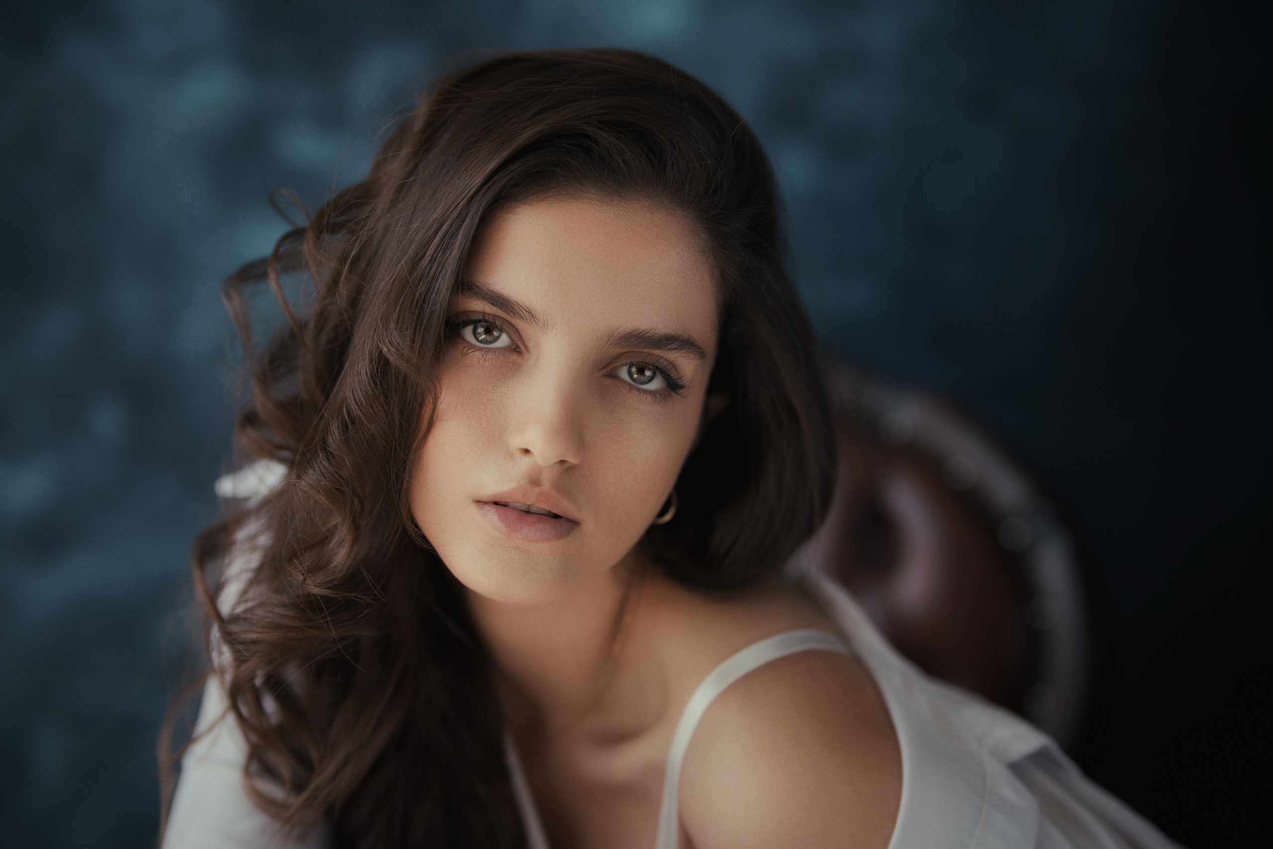 Fine art beauty portrait by Mehran Hadad featuring a young woman with expressive eyes, soft natural skin tones, and cinematic portrait lighting.