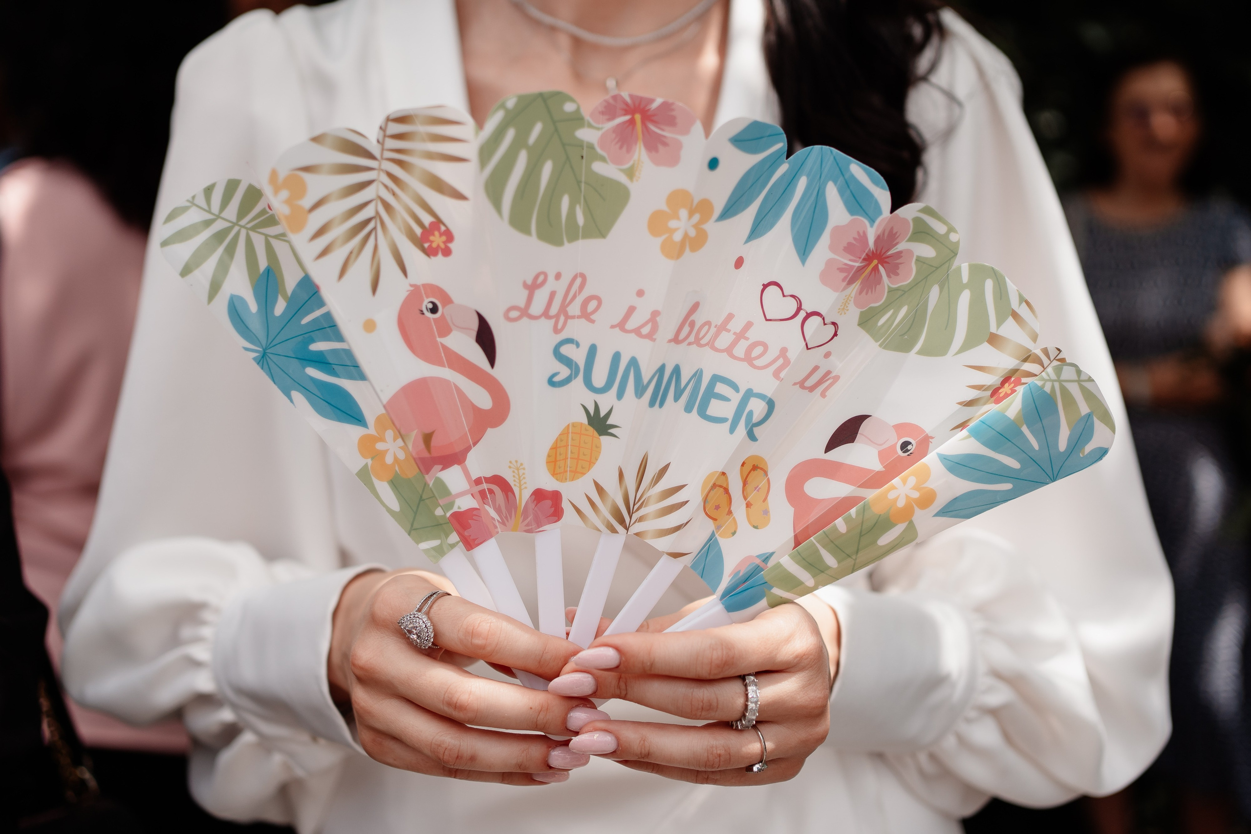 Miri fericiți în fața oficiului stării civile din Bucuresti, Sector 3, celebrând începutul unei noi vieți împreună. Fotografie de cununie civilă, capturând naturalețea și bucuria momentului special.