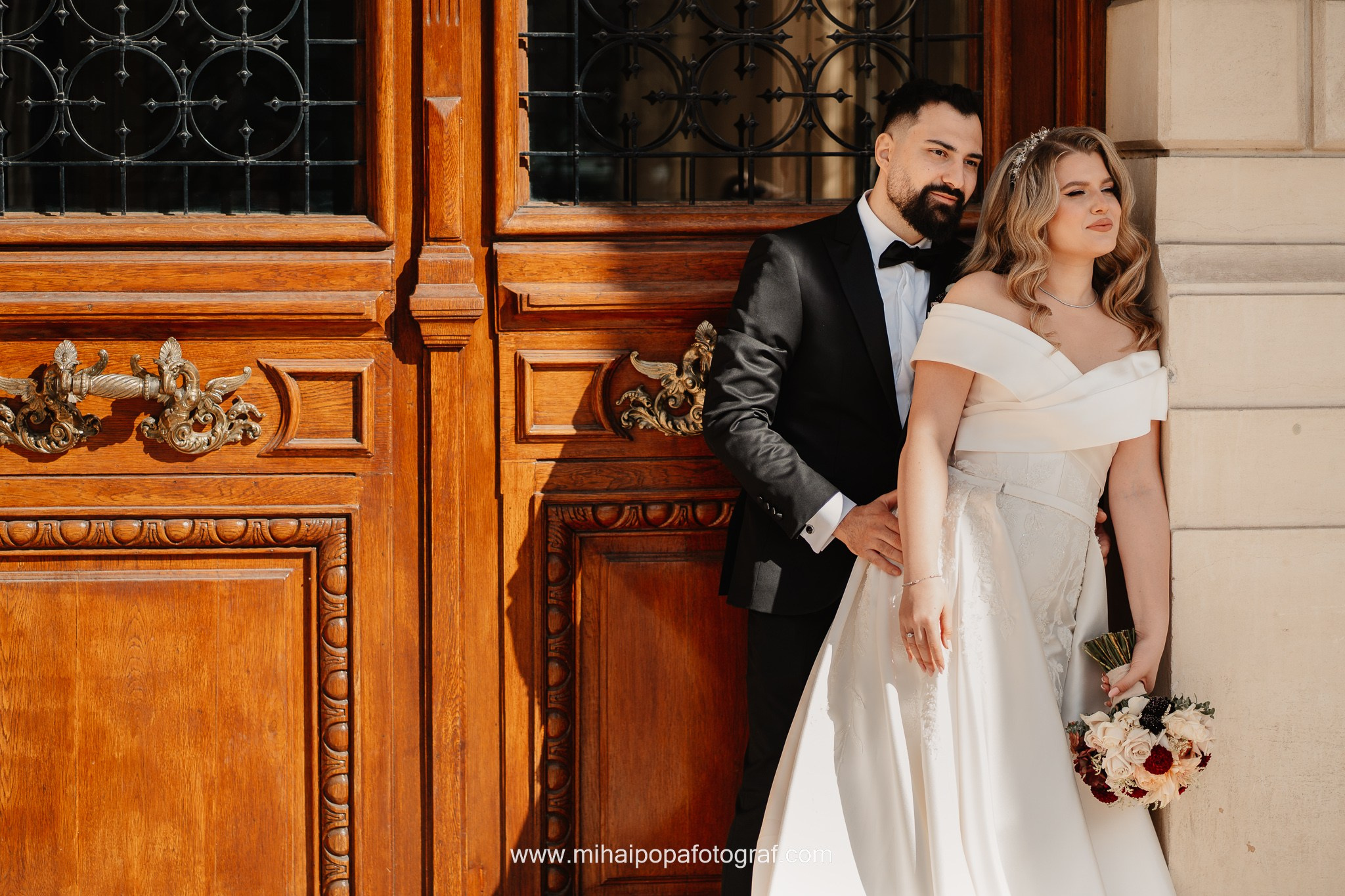 Moment emoționant între miri în ziua nunții, surprins într-un cadru natural și romantic, la Daimon Events. Fotografie de nuntă profesională, editată artistic pentru a evidenția emoția și eleganța evenimentului.