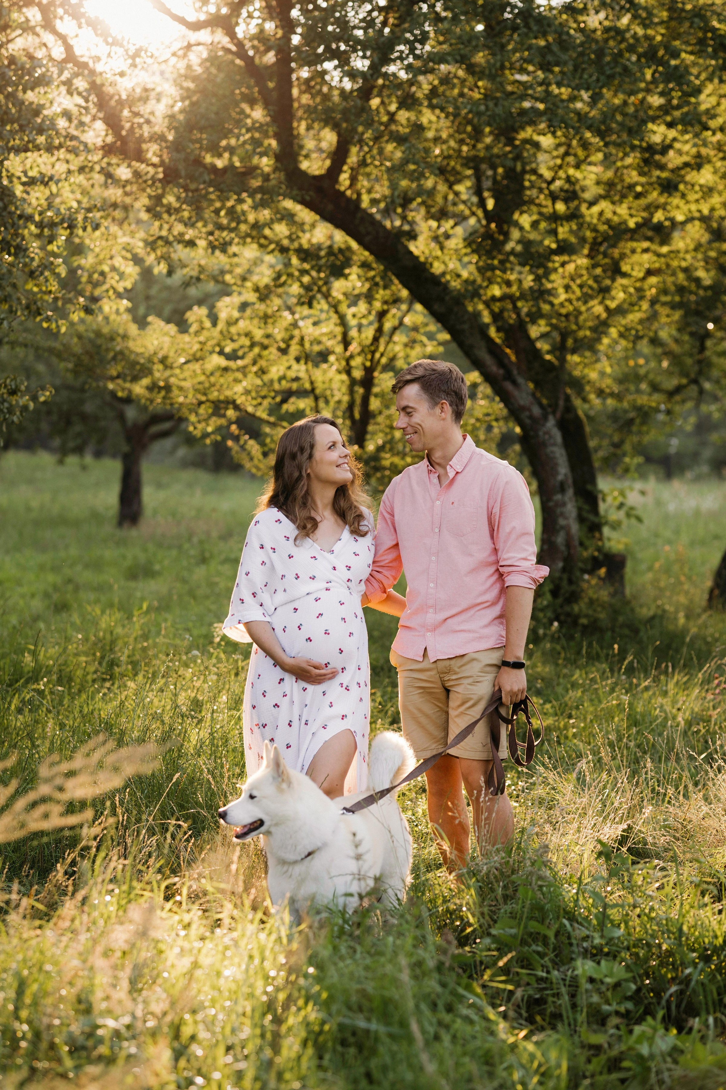 VIKTORIJA IR LINAS | LAUKIMO FOTOSESIJA PIEVOJE. Vestuvių ir nėščiųjų fotografė Raminta Razmaitė