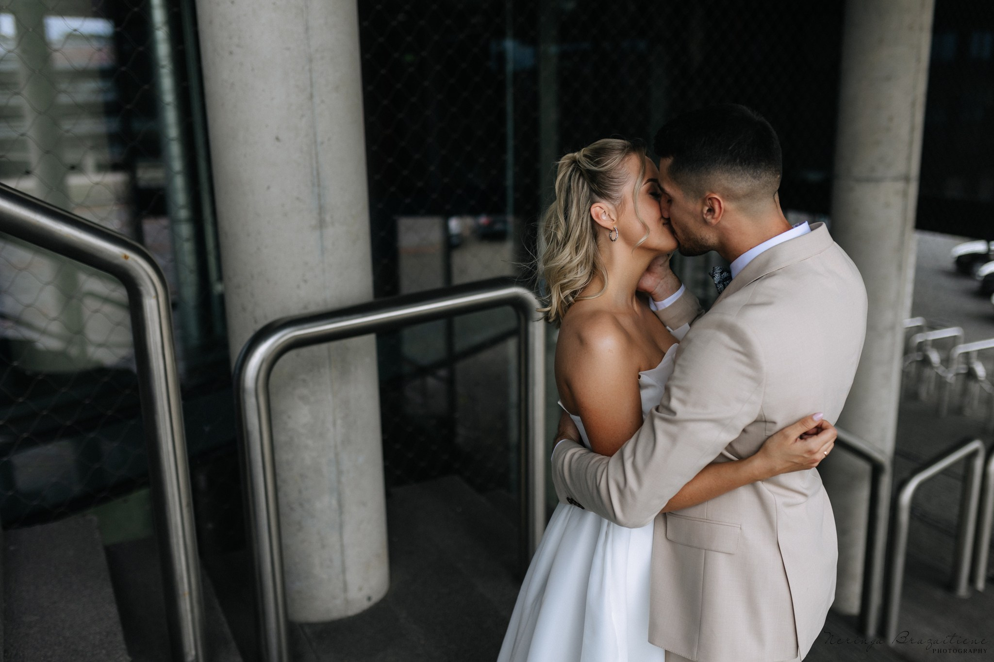 Vestuvinė fotosesija Kaune, Vienybės aikštėje, prie Lietuvos banko