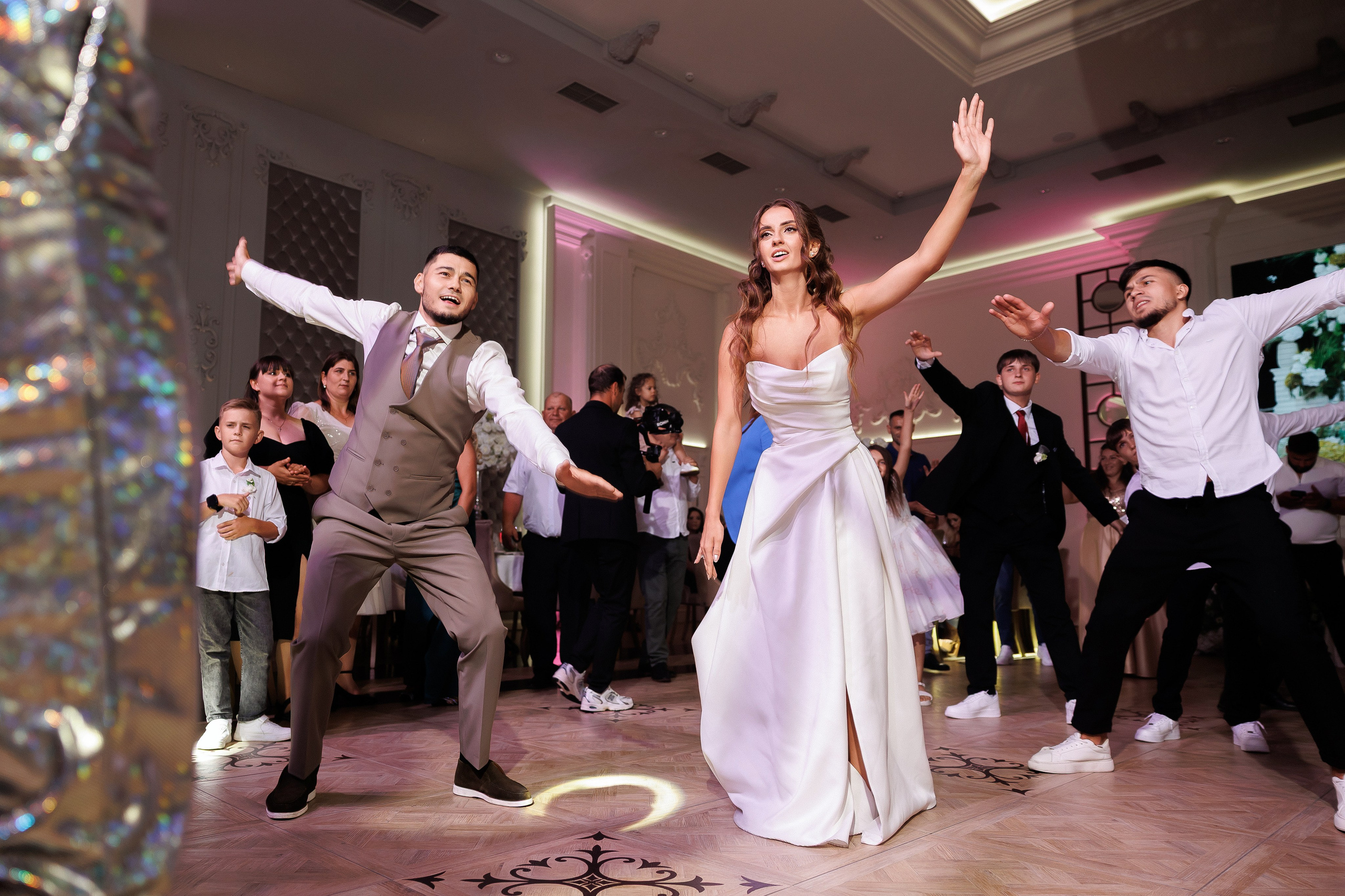 Eugen & Livia — Grand Elysee — Wedding Day. Servicii Foto și Video 067188353