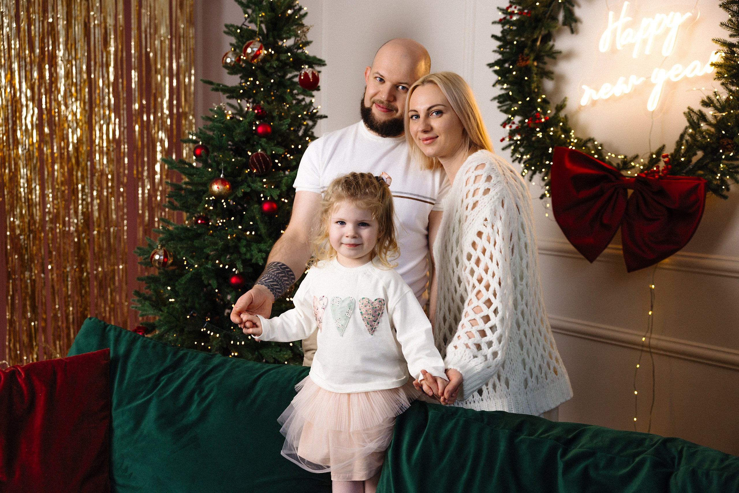 Семейная новогодняя фотосессия в студии в Риге. Евгений Тимофеев | Свадебный и контент-фотограф и видеограф в Риге